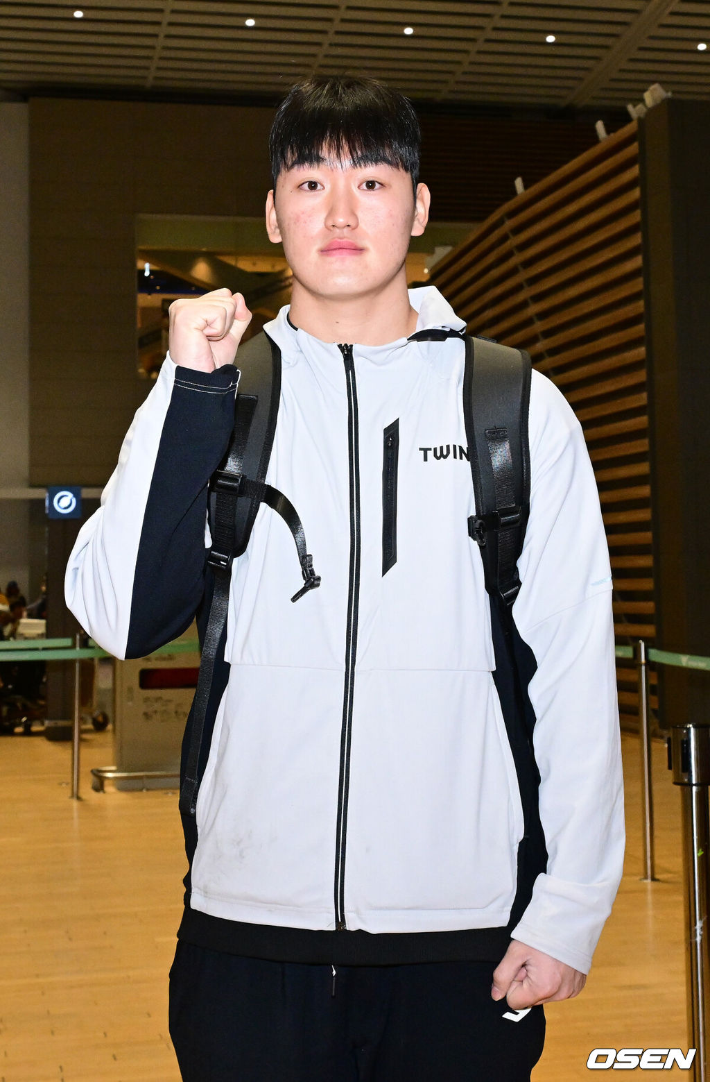 프로야구 LG 트윈스가 23일 오후 2026 시즌을 준비하기 위해 22일 오후 인천공항을 통해 미국으로 출국했다.LG는 오는 25일부터 2월 22일까지 미국 애리조나에서 1차 스프링캠프를 펼친다. 염경엽 감독과 코칭스태프 18명, 주장 박해민을 비롯한 선수 40명이 담금질에 나선다.LG 신인 김동현이 출국을 앞두고 포즈를 취하고 있다. 2026.01.23 / dreamer@osen.co.kr