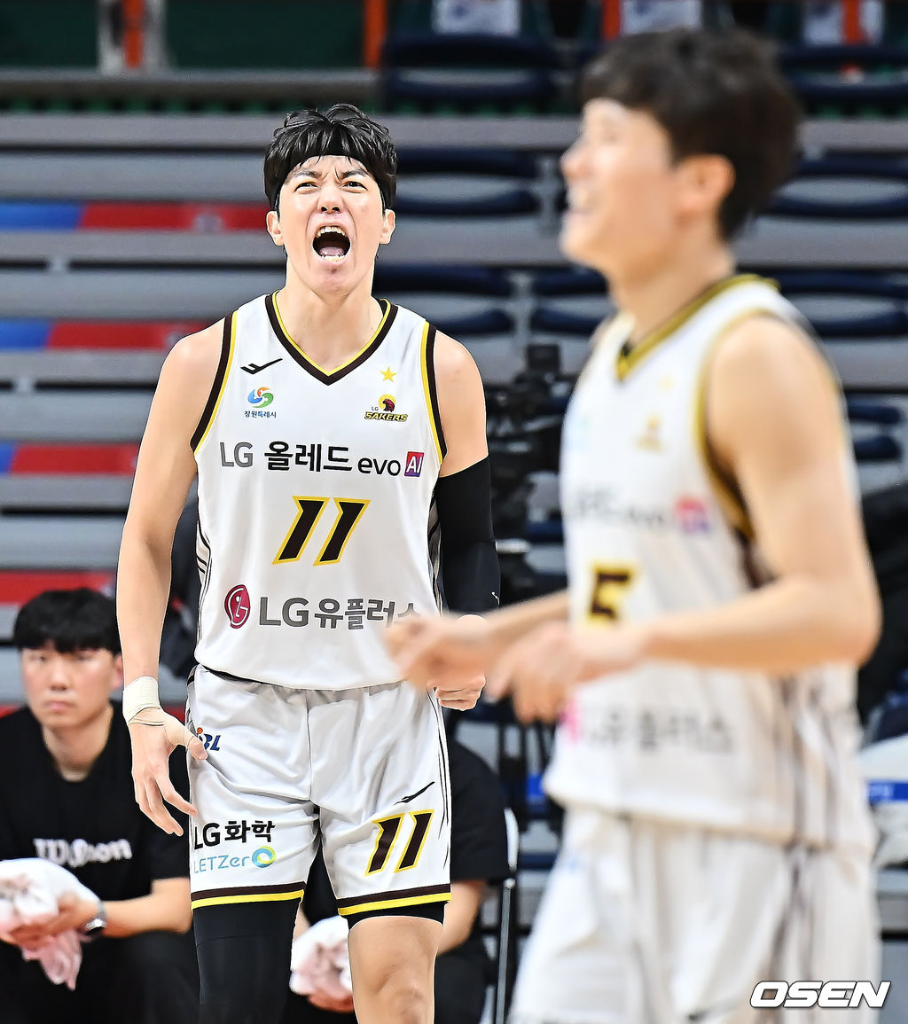 23일 부산 사직체육관에서 2025-2026 LG전자 프로농구 부산 KCC와 창원 LG의 경기가 열렸다.허웅·송교창이 복귀한 KCC가 타마요·양홍석 이탈로 전력 공백이 생긴 LG를 상대로 길었던 LG전 10연패 탈출을 노린다.창원 LG 허일영이 골을 성공시키고 포효하고 있다. 2026.01.23 / foto0307@osen.co.kr