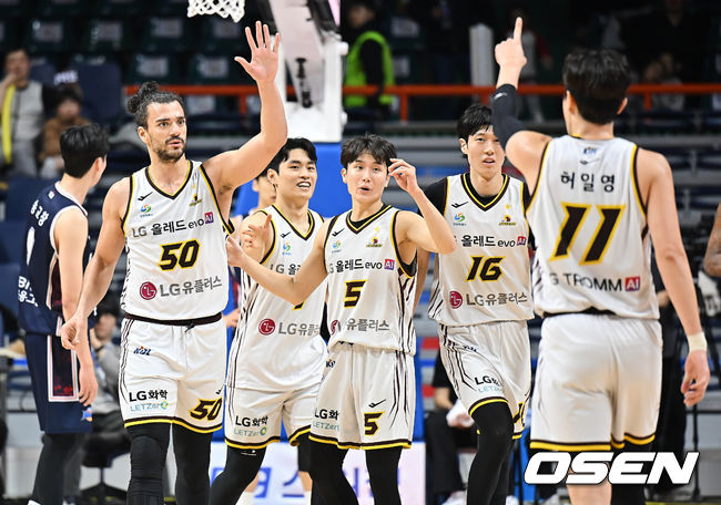 [OSEN=부산, 이석우 기자] 23일 부산 사직체육관에서 2025-2026 LG전자 프로농구 부산 KCC와 창원 LG의 경기가 열렸다.허웅·송교창이 복귀한 KCC가 타마요·양홍석 이탈로 전력 공백이 생긴 LG를 상대로 길었던 LG전 10연패 탈출을 노린다.창원 LG 마레이와 선수들이 슛을 성공시킨 허일영과 기뻐하고 있다. 2026.01.23 / foto0307@osen.co.kr