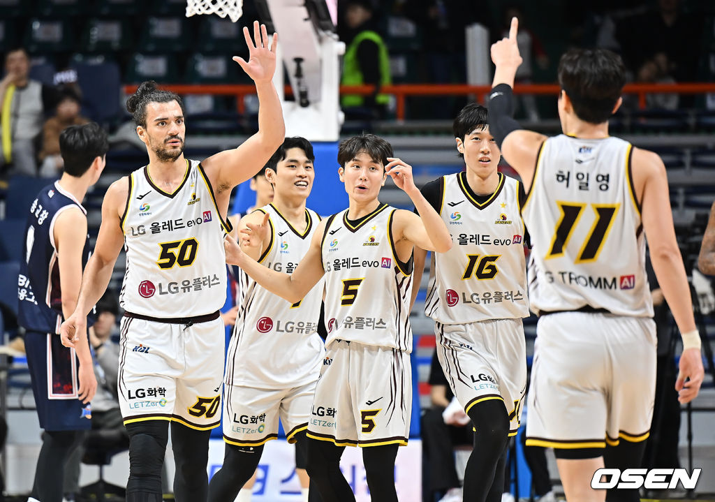 23일 부산 사직체육관에서 2025-2026 LG전자 프로농구 부산 KCC와 창원 LG의 경기가 열렸다.허웅·송교창이 복귀한 KCC가 타마요·양홍석 이탈로 전력 공백이 생긴 LG를 상대로 길었던 LG전 10연패 탈출을 노린다.창원 LG 마레이와 선수들이 슛을 성공시킨 허일영과 기뻐하고 있다. 2026.01.23 / foto0307@osen.co.kr