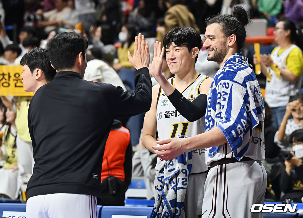 23일 부산 사직체육관에서 2025-2026 LG전자 프로농구 부산 KCC와 창원 LG의 경기가 열렸다.LG가 82-65로 KCC전 11연승을 올렸다.창원 LG 허일영과 마레이, 유기상이 승리 기쁨을 나누고 있다. 2026.01.23 / foto0307@osen.co.kr