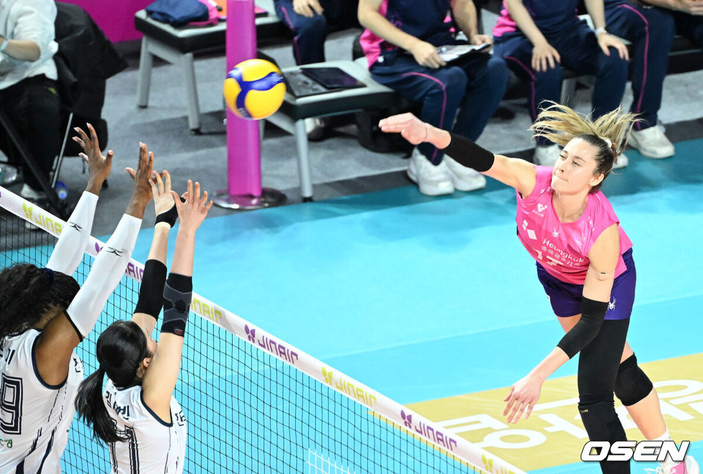 14일 오후 인천 삼산월드체육관에서 프로배구 진에어 2025~26 V리그 흥국생명과 한국도로공사의 경기가 열렸다.흥국생명은 11승 10패로 3위, 한국도로공사는 승점 17승 4패로 1위를 기록하고 있다.1세트 흥국생명 레베카가 공격을 시도하고 있다. 2026.01.14 /sunday@osen.co.kr