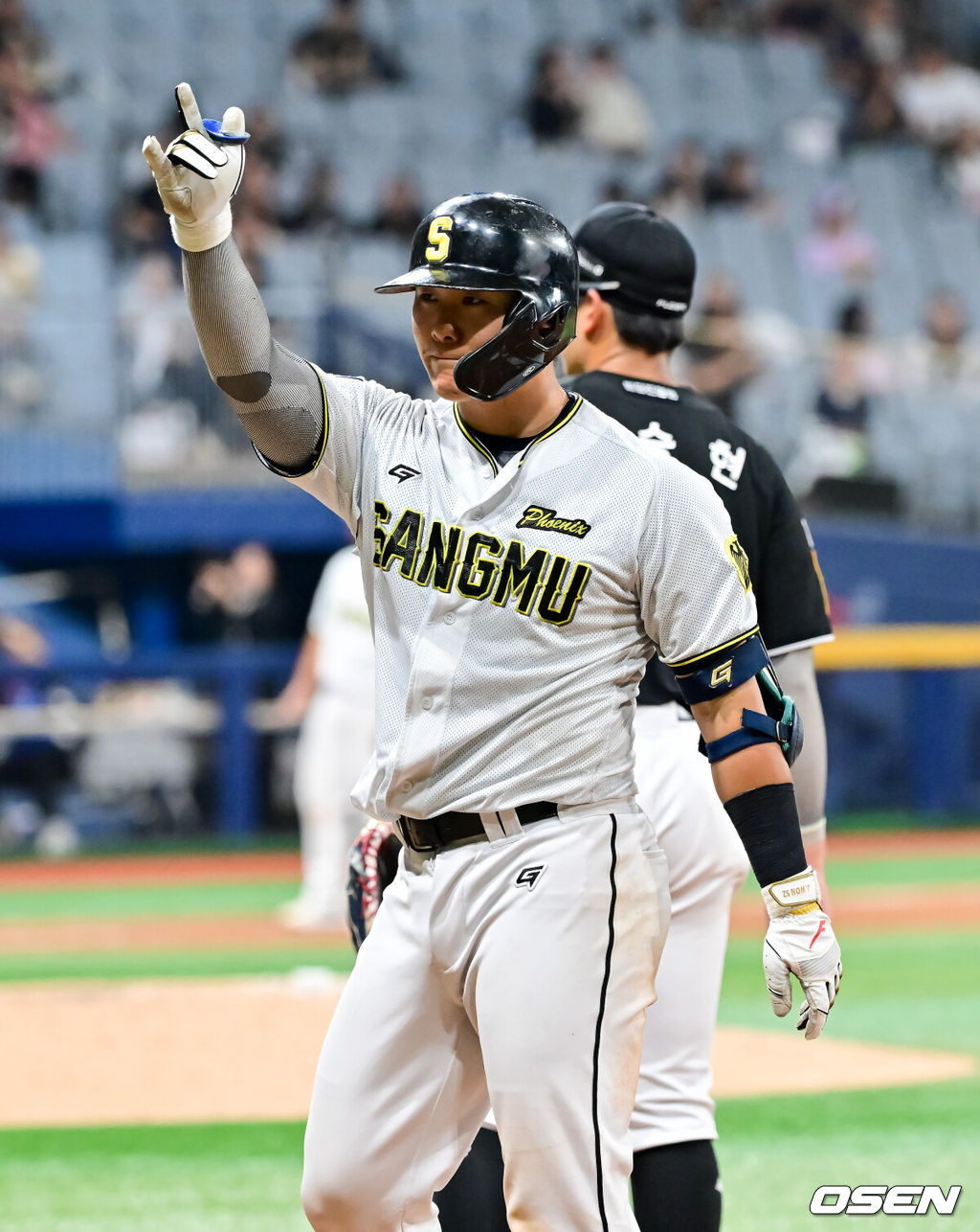 1일 오후 서울 고척 스카이돔에서 제1회 2025 KBO 퓨처스리그 챔피언결정전 KT 위즈와 상무의 경기가 진행됐다. 지난달 29일 열린 2025 퓨처스리그 챔피언 결정전 준결승전에서 남부리그 2위 KT는 북부리그 1위 한화 이글스에 10-6 역전승을 거뒀다. 남부리그 1위 상무는 북부리그 2위 LG 트윈스를 5-2로 꺾고 각각 결승 진출에 성공했다.5회말 1사 1,2루 상무 윤준호가 안타를 날리고 세리머니를 하고 있다.    2025.10.01 / soul1014@osen.co.kr