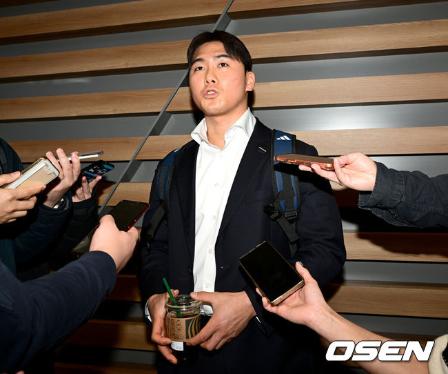 [OSEN=인천공항, 최규한 기자] 프로야구 두산 베어스가 2026 시즌을 준비하기 위해 23일 오후 인천공항을 통해 호주로 출국했다.두산은 호주 시드니에서 1차 캠프를 진행한 뒤, 일본 미야자키에서 2차 캠프를 이어간다.두산 윤준호가 취재진과 질의응답 시간을 갖고 있다. 2026.01.23 / dreamer@osen.co.kr
