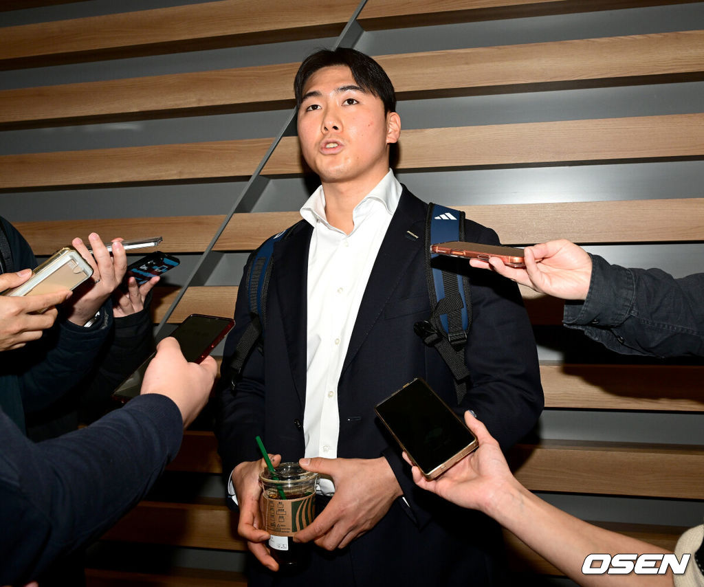 프로야구 두산 베어스가 2026 시즌을 준비하기 위해 23일 오후 인천공항을 통해 호주로 출국했다.두산은 호주 시드니에서 1차 캠프를 진행한 뒤, 일본 미야자키에서 2차 캠프를 이어간다.두산 윤준호가 취재진과 질의응답 시간을 갖고 있다. 2026.01.23 / dreamer@osen.co.kr