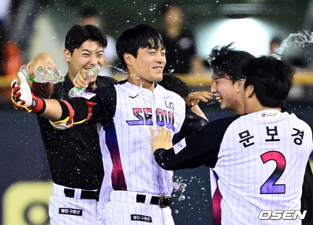 미리보는 한국시리즈다웠다. 명품 투수전에 이어 끝내기로 희비가 엇갈렸다.프로야구 LG 트윈스가 한화 이글스 상대로 짜릿한 끝내기 승리로 1위 자리를 지켰다. LG는 8일 서울 잠실구장에서 열린 2025 KBO리그 한화와 경기에 2-1로 승리했다. 연장 10회말 끝내기 승리. 이로써 1위 LG는 2위 한화를 2경기 차이로 따돌렸다. 연장 10회말 1사 만루 LG 천성호가 끝내기 안타를 날린 뒤 기뻐하고 있다.  2025.08.08 /cej@osen.co.kr