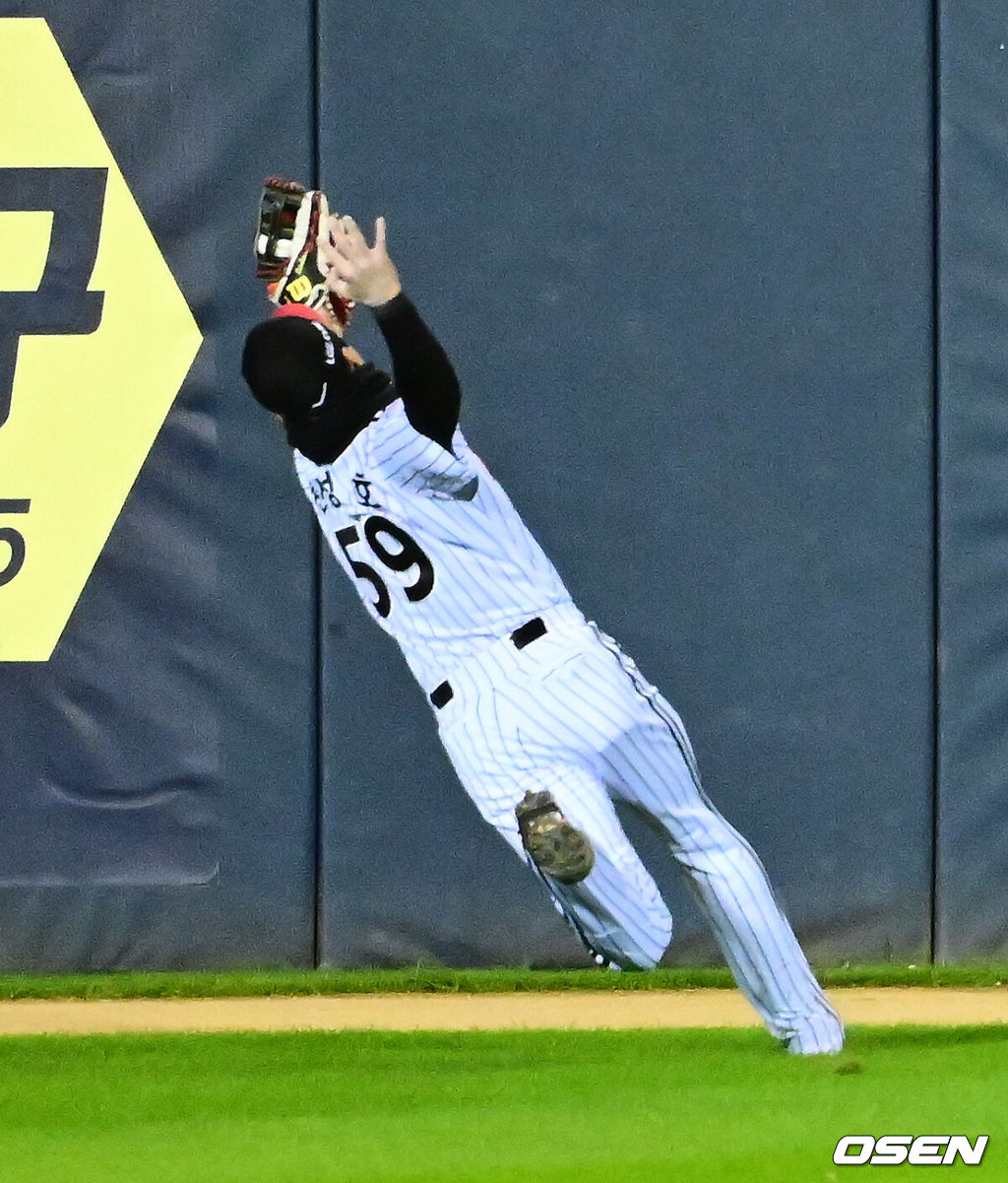27일 오후 서울 잠실야구장에서 2025 신한 SOL Bank KBO리그 포스트시즌 한국시리즈 2차전 LG 트윈스와 한화 이글스의 경기가 열렸다.LG는 임찬규, 한화는 류현진을 선발 투수로 내세웠다.9회초 무사 1루에서 LG 천성호가 한화 이원석의 안타성 타구를 처리하고 있다. 2025.10.27 /jpnews@osen.co.kr