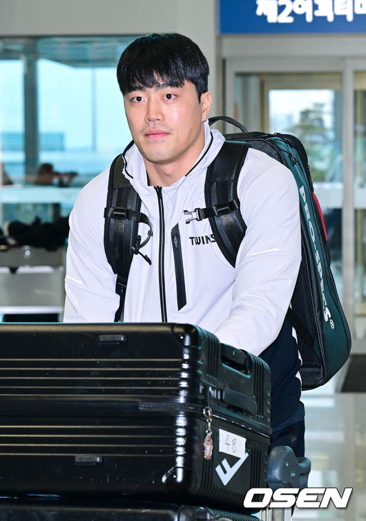 [OSEN=인천공항, 최규한 기자] 프로야구 LG 트윈스가 23일 오후 2026 시즌을 준비하기 위해 22일 오후 인천공항을 통해 미국으로 출국했다.LG는 오는&nbsp;25일부터&nbsp;2월&nbsp;22일까지 미국 애리조나에서 1차&nbsp;스프링캠프를 펼친다. 염경엽&nbsp;감독과&nbsp;코칭스태프&nbsp;18명,&nbsp;주장 박해민을 비롯한 선수&nbsp;40명이 담금질에 나선다.LG 천성호가 출국장에 들어서고 있다. 2026.01.23 / dreamer@osen.co.kr