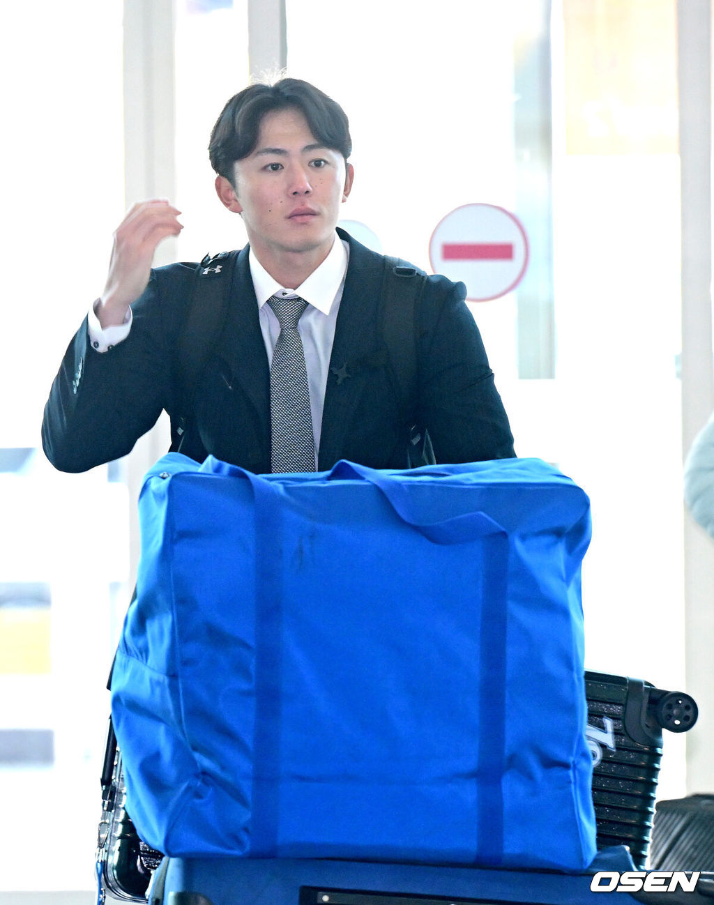 프로야구 삼성 라이온즈가 2026 시즌을 준비하기 위해 23일 오후 인천공항을 통해 괌으로 출국했다.삼성은 지난해에 이어 괌에서 1차 스프링캠프를 치른 뒤 일본 오키나와로 건너가 2차 캠프를 진행할 계획이다.삼성 미야지 유라가 출국장에 들어서고 있다. 2026.01.23 / dreamer@osen.co.kr