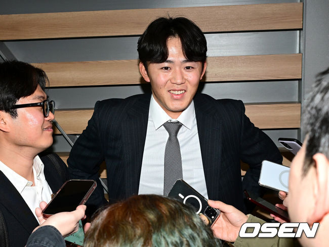 [OSEN=인천공항, 최규한 기자] 프로야구 삼성 라이온즈가 2026 시즌을 준비하기 위해 23일 오후 인천공항을 통해 괌으로 출국했다.삼성은 지난해에 이어 괌에서 1차 스프링캠프를 치른 뒤 일본 오키나와로 건너가 2차 캠프를 진행할 계획이다.삼성 미야지 유라가 취재진과 질의응답 시간을 갖고 있다. 2026.01.23 / dreamer@osen.co.kr