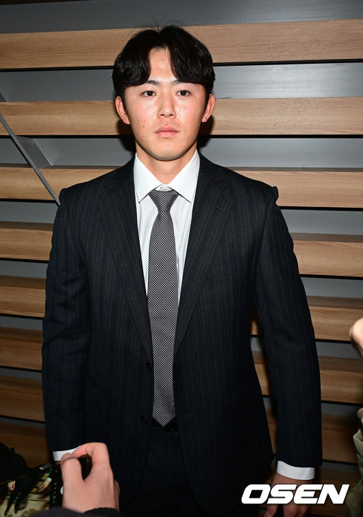 [OSEN=인천공항, 최규한 기자] 프로야구 삼성 라이온즈가 2026 시즌을 준비하기 위해 23일 오후 인천공항을 통해 괌으로 출국했다.삼성은 지난해에 이어 괌에서 1차 스프링캠프를 치른 뒤 일본 오키나와로 건너가 2차 캠프를 진행할 계획이다.삼성 미야지 유라가 취재진과의 인터뷰를 앞두고 포즈를 취하고 있다. 2026.01.23 / dreamer@osen.co.kr