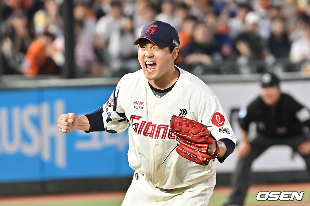 19일 부산 사직야구장에서 2025 신한 SOL 뱅크 KBO 리그 롯데 자이언츠와 한화 이글스의 경기가 열렸다. 홈팀 롯데는 나균안이, 방문팀 한화는 황준서가 선발 출전했다.롯데 자이언츠 선발 투수 나균안이 5회초 2사 만루 한화 이글스 문현빈을 삼진으로 잡고 포효하고 있다. 2025.06.19 / foto0307@osen.co.kr