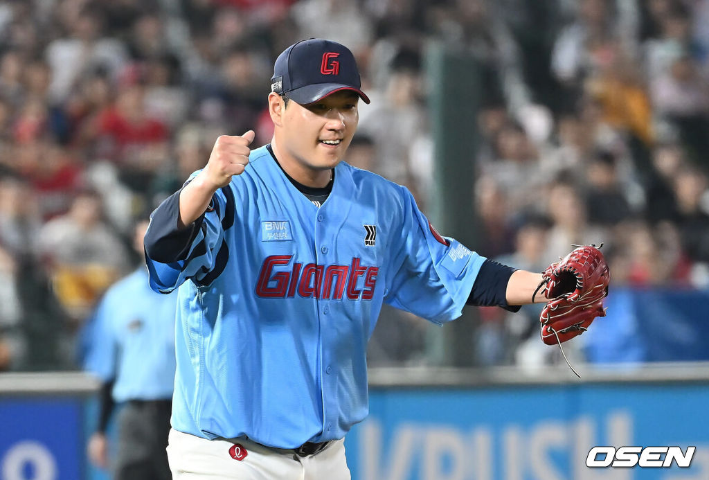 8일 부산 사직야구장에서 2025 신한 SOL 뱅크 KBO 리그 롯데 자이언츠와 SSG 랜더스의 경기가 열렸다. 홈팀 롯데는 나균안이, 방문팀 SSG는 최민준이 선발 출전했다.롯데 자이언츠 선발 투수 나균안이 6회초 1사 1,2루 SSG 랜더스 현원회를 유격수 병살로 잡고 환호하고 있다. 2025.08.08 / foto0307@osen.co.kr