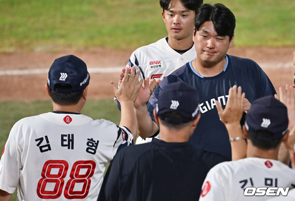 26일 부산 사직야구장에서 2025 신한 SOL 뱅크 KBO 리그 롯데 자이언츠와 KT 위즈의 경기가 열렸다. 홈팀 롯데는 나균안이, 방문팀 KT는 오원석이 선발 출전했다.롯데 자이언츠 나균안이 KT 위즈에 4-3으로 승리한 후 김태형 감독과 하이파이브를 하고 있다. 2025.08.26 / foto0307@osen.co.kr