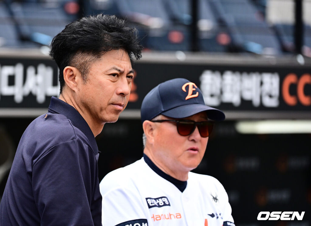 한화 이글스 손혁 단장과 김경문 감독이 이야기를 나누고 있다. 2025.06.14 /jpnews@osen.co.kr