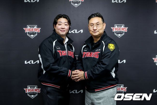 KIA 타이거즈는 21일 FA 투수 김범수와 3년 최대 20억 원(계약금 5억, 연봉 총액 12억, 인센티브 3억) 계약을 발표했다. 심재학 KIA 단장과 김범수. / KIA 타이거즈 제공