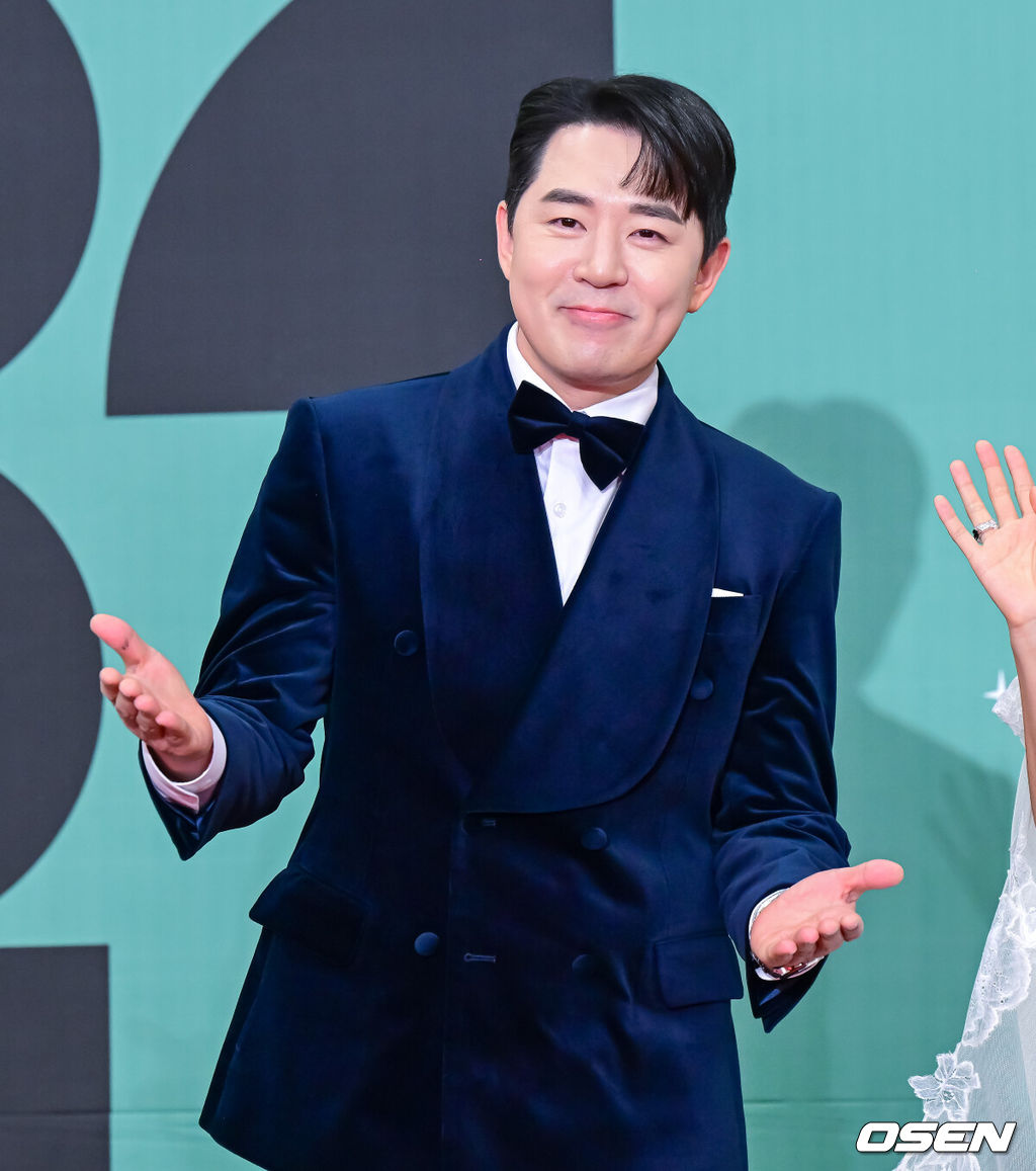 23일 오후 서울 여의도 KBS 신관 웨딩홀에서 2023 KBS 연예대상 레드카펫 포토월 행사가 열렸다.'신상출시 편스토랑' 붐이 포토타임을 하고 있다. 2023.12.23 / jpnews.osen.co.kr