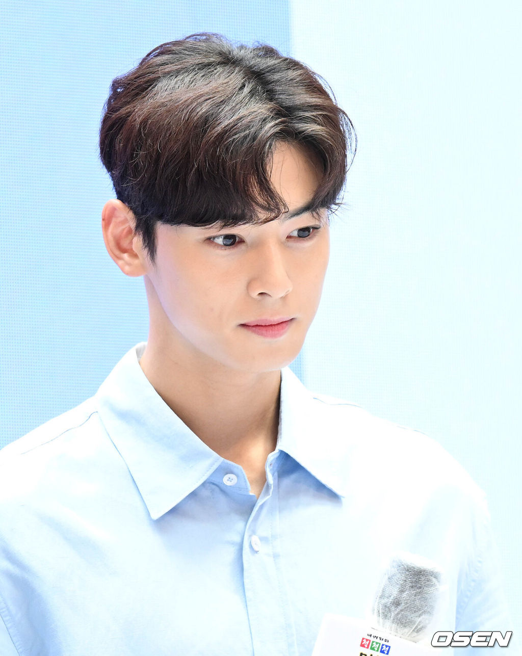 그룹 아스트로(ASTRO) 차은우의 한 식료품 팬사인회 행사가 16일 오후 서울 마포구 여의도 IFC몰에서 열렸다.아스트로 차은우가 팬사인회에 앞서 인사를 하고 있다. 2022.07.16 /cej@osen.co.kr