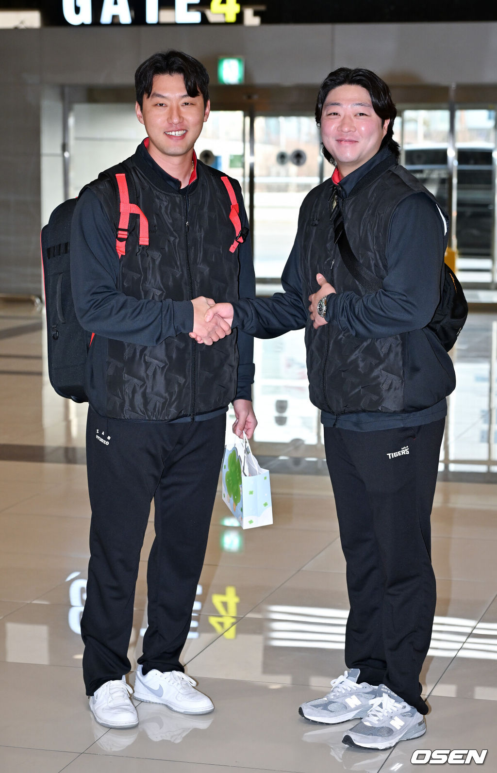 2026시즌 스프링캠프 나서는 KIA 코칭스태프와 외국인 선수들이 23일 김포국제공항을 통해 일본 아마미오시마로 출국했다.지난해 미국 캘리포니아 어바인에서 훈련했던 KIA는 일본 가고시마현의 외딴섬인 아마미오시마로 1차 훈련지로 정했다. KIA 홍건희와 김범수가 포즈를 취하고 있다. 2026.01.23 / rumi@osen.co.kr