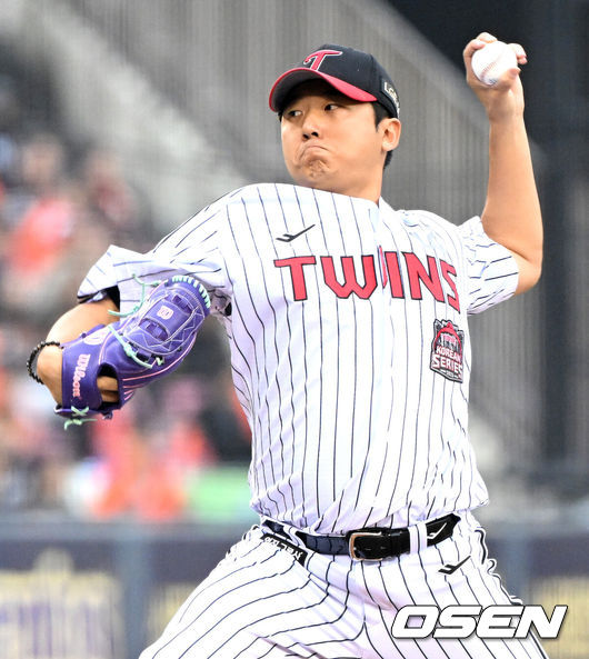 [OSEN=잠실, 이대선 기자] 26일 오후 서울 잠실야구장에서 2025 신한 SOL Bank KBO리그 포스트시즌 한국시리즈 1차전 LG 트윈스와 한화 이글스의 경기가 열렸다.LG는 앤더스 톨허스트, 한화는 문동주를 선발 투수로 내세웠다.8회초 LG 송승기가 역투하고 있다. 2025.10.26 /sunday@osen.co.kr