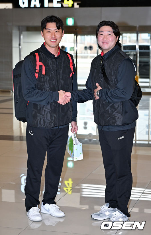 [OSEN=김포공항, 민경훈 기자] 2026시즌 스프링캠프 나서는 KIA 코칭스태프와 외국인 선수들이 23일 김포국제공항을 통해 일본 아마미오시마로 출국했다.지난해 미국 캘리포니아 어바인에서 훈련했던 KIA는 일본 가고시마현의 외딴섬인 아마미오시마로 1차 훈련지로 정했다. KIA 홍건희와 김범수가 포즈를 취하고 있다. 2026.01.23 / rumi@osen.co.kr