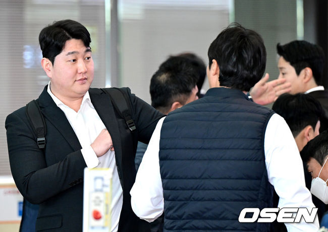 [OSEN=인천공항, 최규한 기자] 프로야구 삼성 라이온즈가 2026 시즌을 준비하기 위해 23일 오후 인천공항을 통해 괌으로 출국했다.삼성은 지난해에 이어 괌에서 1차 스프링캠프를 치른 뒤 일본 오키나와로 건너가 2차 캠프를 진행할 계획이다.삼성 장승현이 출국 수속을 밟고 있다. 2026.01.23 / dreamer@osen.co.kr
