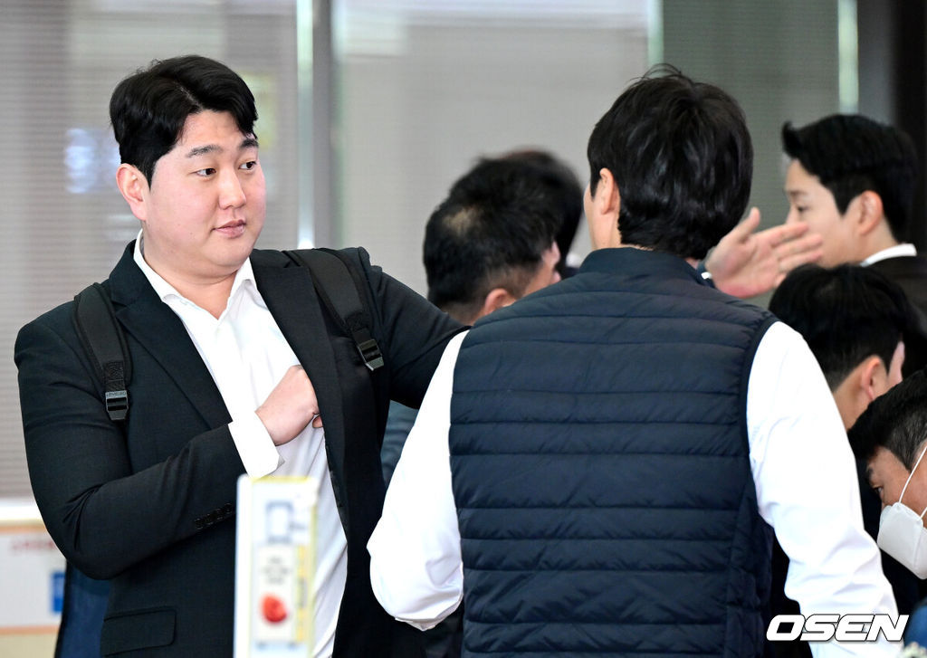 프로야구 삼성 라이온즈가 2026 시즌을 준비하기 위해 23일 오후 인천공항을 통해 괌으로 출국했다.삼성은 지난해에 이어 괌에서 1차 스프링캠프를 치른 뒤 일본 오키나와로 건너가 2차 캠프를 진행할 계획이다.삼성 장승현이 출국 수속을 밟고 있다. 2026.01.23 / dreamer@osen.co.kr