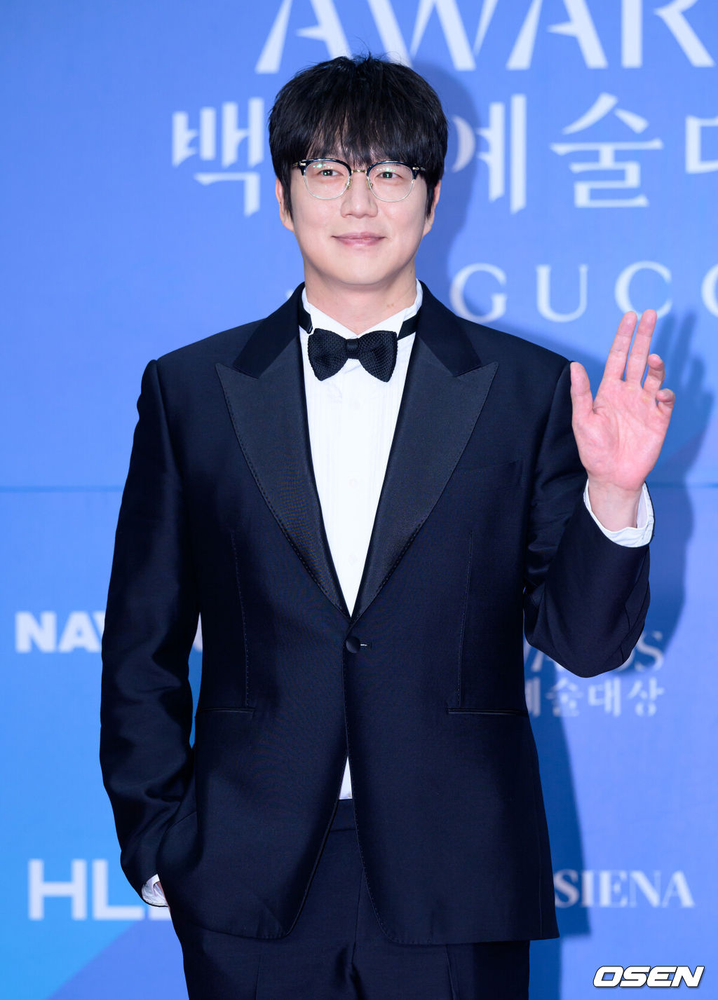 5일 오후 서울 강남구 코엑스 D홀에서 ‘제61회 백상예술대상 with 구찌’ 레드카펫 행사가 열렸다.방송·영화·연극을 아우르는 국내 유일무이 종합 예술 시상식 ‘제61회 백상예술대상 with 구찌’는 JTBC·JTBC2·JTBC4에서 동시 생중계, 프리즘·네이버TV·치지직에서 디지털 생중계된다.가수 성시경이 레드카펫을 밟고 있다. 2025.05.05 /sunday@osen.co.kr