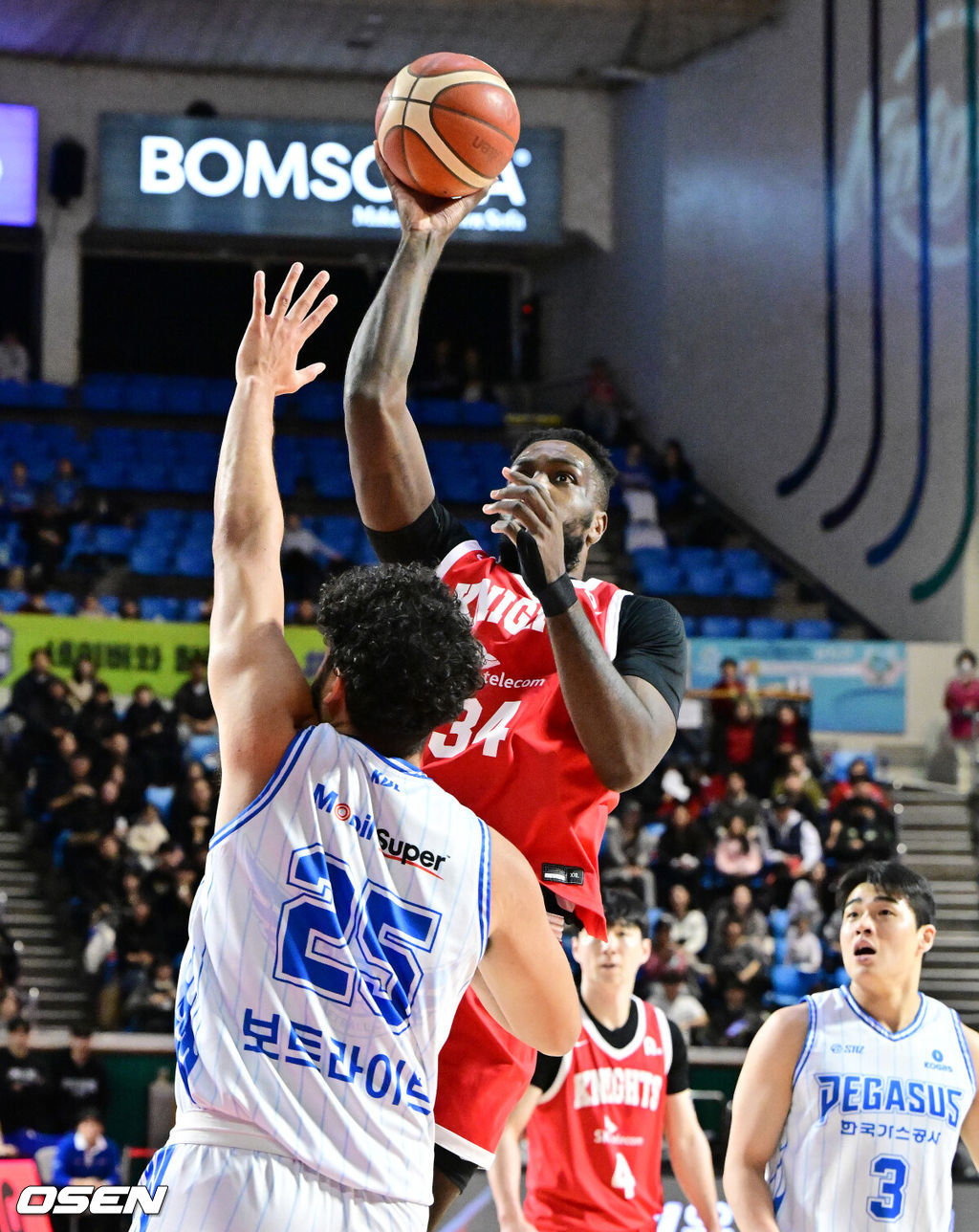 24일 서울 잠실학생체육관에서 2025-2026 LG전자 프로농구 서울 SK와 대구 한국가스공사의 경기가 열렸다.SK는 4위(19승 14패), 한국가스공사는 10위(11승 22패)를 기록중이다.1쿼터 SK 워니가 슛을 시도하고 있다. 2026.01.24 /jpnews@osen.co.kr