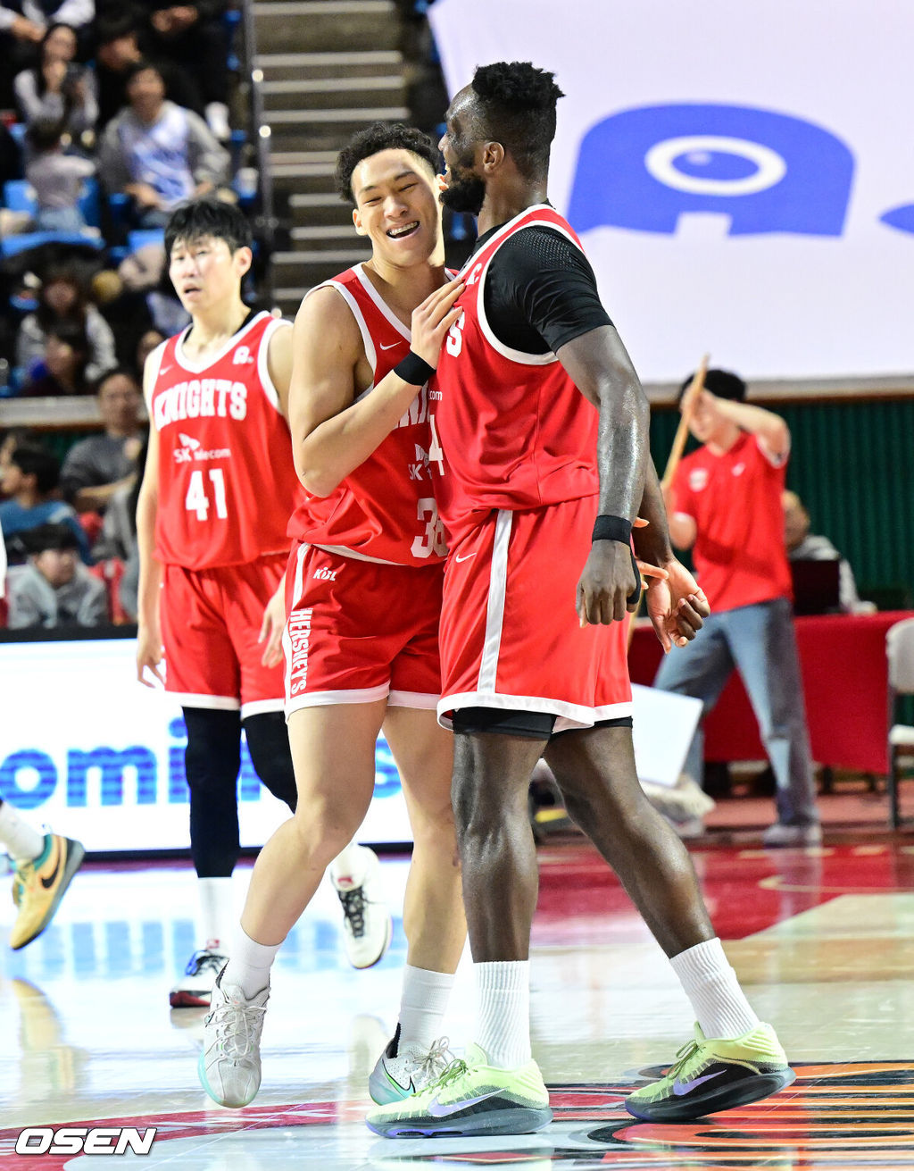 24일 서울 잠실학생체육관에서 2025-2026 LG전자 프로농구 서울 SK와 대구 한국가스공사의 경기가 열렸다.SK는 4위(19승 14패), 한국가스공사는 10위(11승 22패)를 기록중이다.4쿼터 SK 워니가 다니엘의 득점에 기뻐하고 있다. 2026.01.24 /jpnews@osen.co.kr