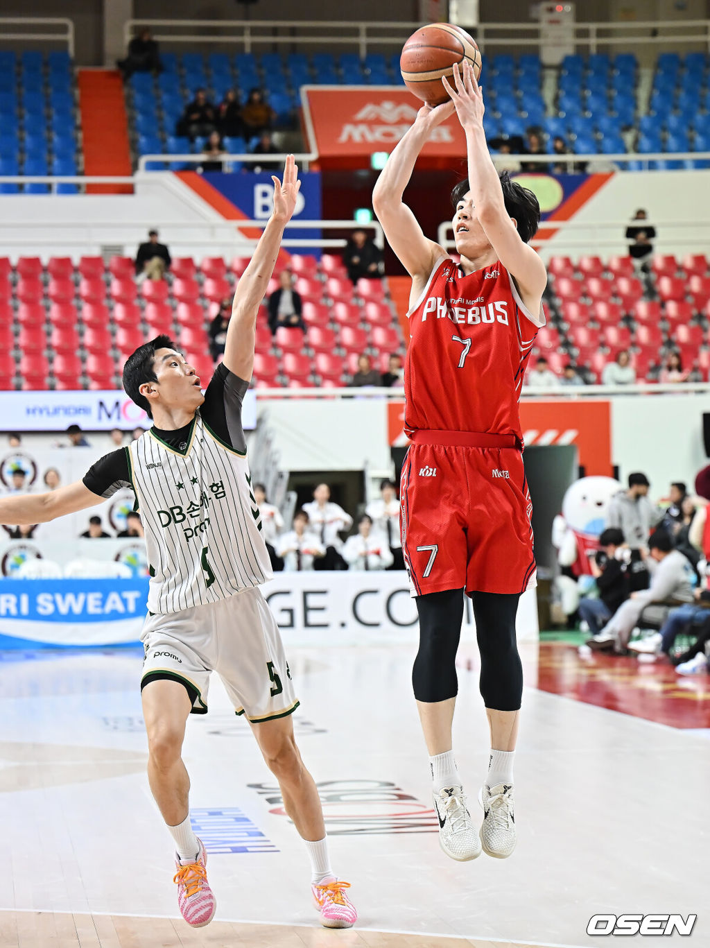 24일 울산 동천체육관에서 2025-2026 LG전자 프로농구 울산 현대모비스와 원주 DB의 경기가 열렸다. 올 시즌 원주 DB와의 세 차례 맞대결에서 모두 고개를 숙인 울산 현대모비스가 홈 코트에서 연승 흐름을 이어갈 수 있을지 관심이 쏠린다.울산 현대모비스 서명진이 원주 DB 정호영의 마크를 피해 3점슛을 시도하고 있다. 2026.01.24 / foto0307@osen.co.kr