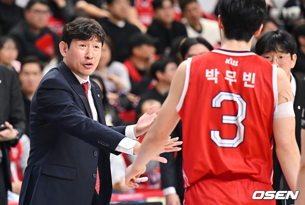 24일 울산 동천체육관에서 2025-2026 LG전자 프로농구 울산 현대모비스와 원주 DB의 경기가 열렸다. 올 시즌 원주 DB와의 세 차례 맞대결에서 모두 고개를 숙인 울산 현대모비스가 홈 코트에서 연승 흐름을 이어갈 수 있을지 관심이 쏠린다.울산 현대모비스 양동근 감독이 박무빈에게 작전 지시를 하고 있다. 2026.01.24 / foto0307@osen.co.kr