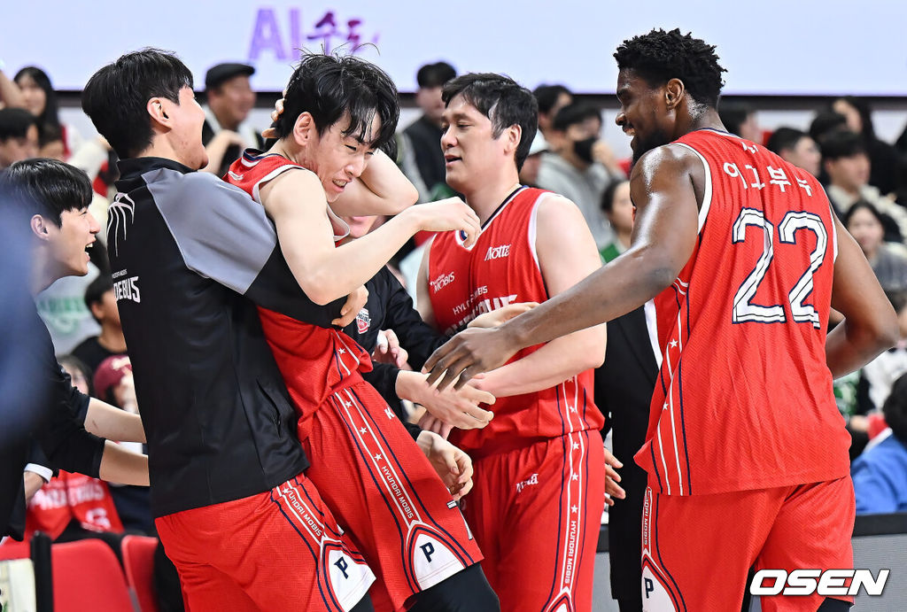 24일 울산 동천체육관에서 2025-2026 LG전자 프로농구 울산 현대모비스와 원주 DB의 경기가 열렸다. 올 시즌 원주 DB와의 세 차례 맞대결에서 모두 고개를 숙인 울산 현대모비스가 홈 코트에서 연승 흐름을 이어갈 수 있을지 관심이 쏠린다.울산 현대모비스 선수들이 2쿼터 서명진의 버저비터가 성공했다고 축하를 했으나 노골로 선언 됐다. 2026.01.24 / foto0307@osen.co.kr