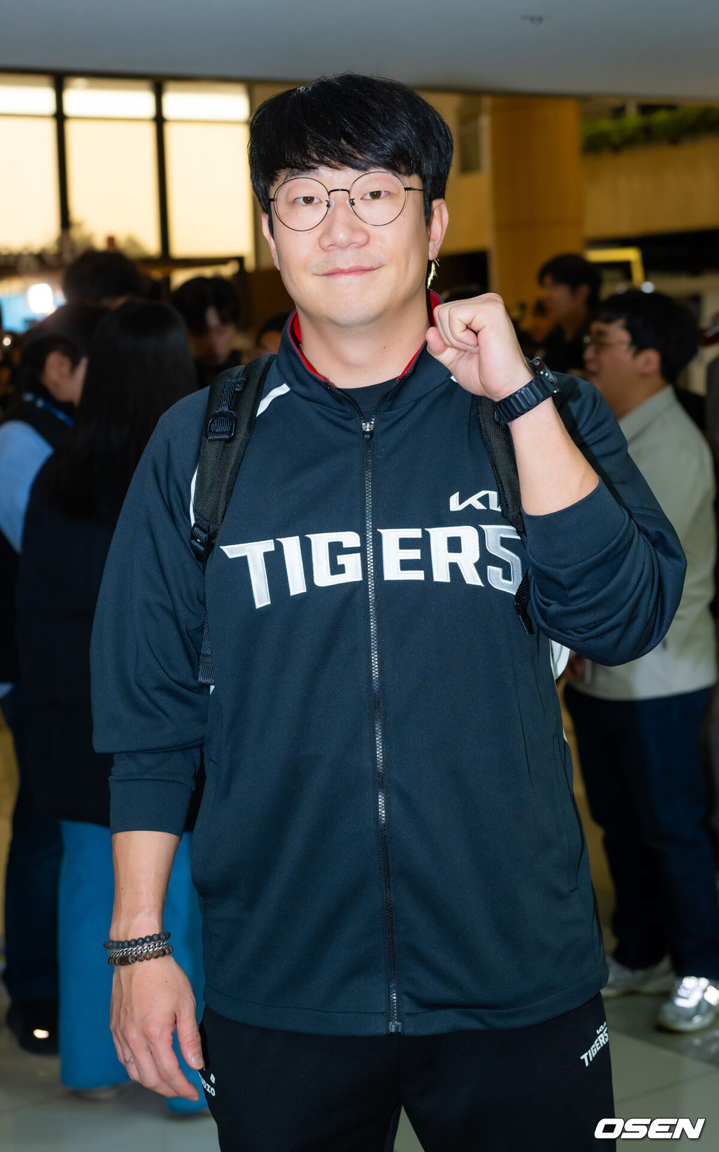 2026시즌 스프링캠프 나서는 KIA 코칭스태프와 외국인 선수들이 23일 김포국제공항을 통해 일본 아마미오시마로 출국했다.지난해 미국 캘리포니아 어바인에서 훈련했던 KIA는 일본 가고시마현의 외딴섬인 아마미오시마로 1차 훈련지로 정했다. KIA 양현종이 포즈를 취하고 있다. 2026.01.23 / rumi@osen.co.kr