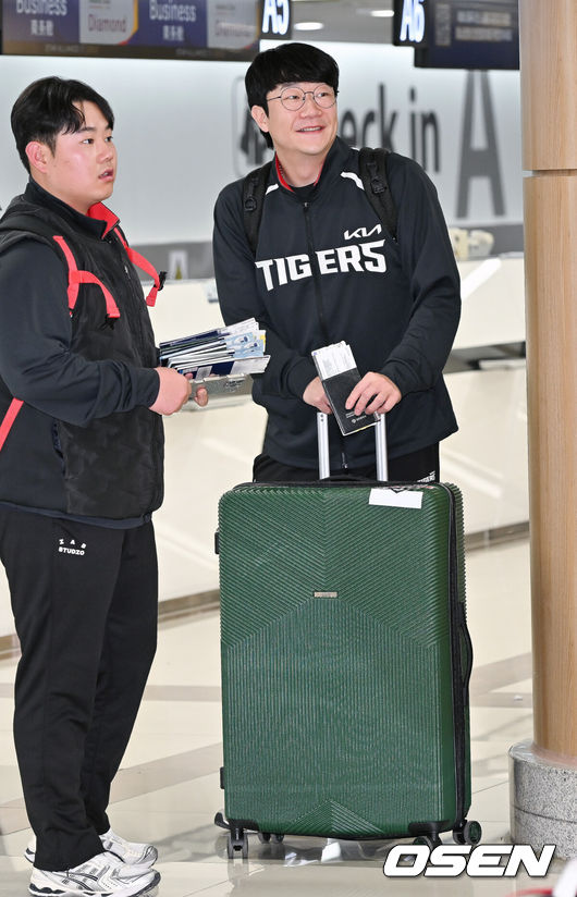 [OSEN=김포공항, 민경훈 기자] 2026시즌 스프링캠프 나서는 KIA 코칭스태프와 외국인 선수들이 23일 김포국제공항을 통해 일본 아마미오시마로 출국했다.지난해 미국 캘리포니아 어바인에서 훈련했던 KIA는 일본 가고시마현의 외딴섬인 아마미오시마로 1차 훈련지로 정했다. KIA 양현종이 출국길에 오르고 있다. 2026.01.23 / rumi@osen.co.kr