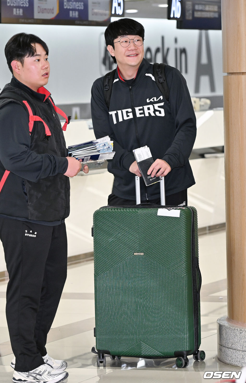 2026시즌 스프링캠프 나서는 KIA 코칭스태프와 외국인 선수들이 23일 김포국제공항을 통해 일본 아마미오시마로 출국했다.지난해 미국 캘리포니아 어바인에서 훈련했던 KIA는 일본 가고시마현의 외딴섬인 아마미오시마로 1차 훈련지로 정했다. KIA 양현종이 출국길에 오르고 있다. 2026.01.23 / rumi@osen.co.kr