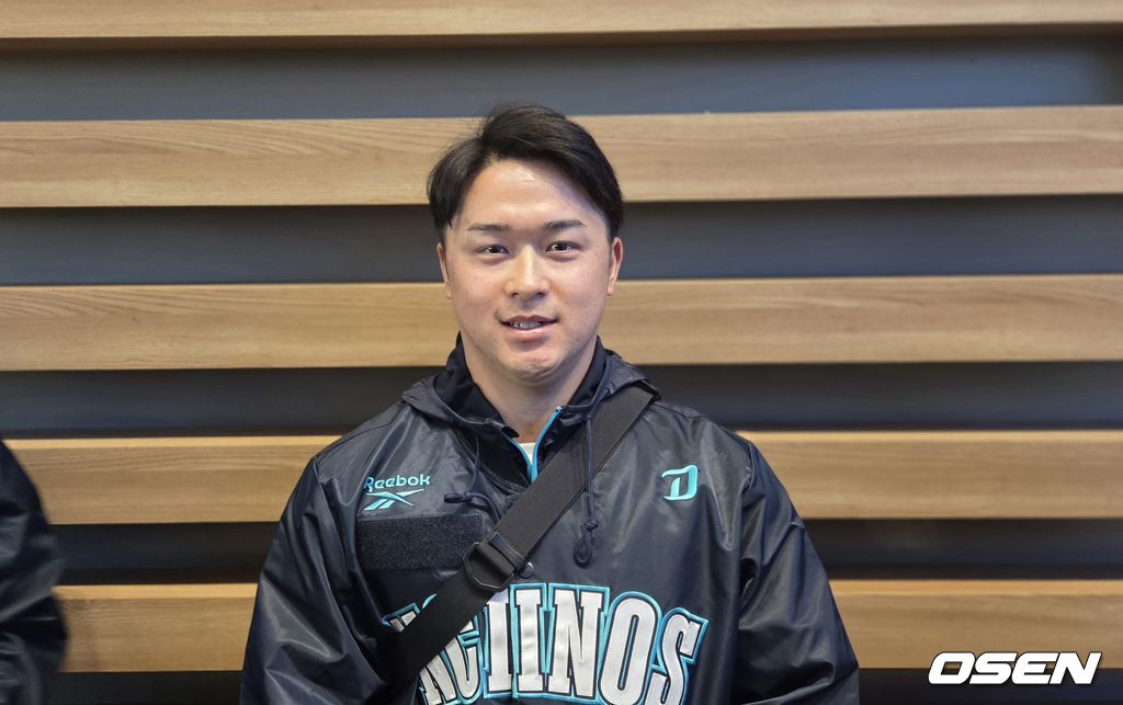 프로야구 NC 다이노스가 아시아쿼터로 영입한 일본인 투수 토다 나츠키가 스프링캠프 출국에 앞서 취재진과 인터뷰를 하고 있다. /orange@osen.co.kr