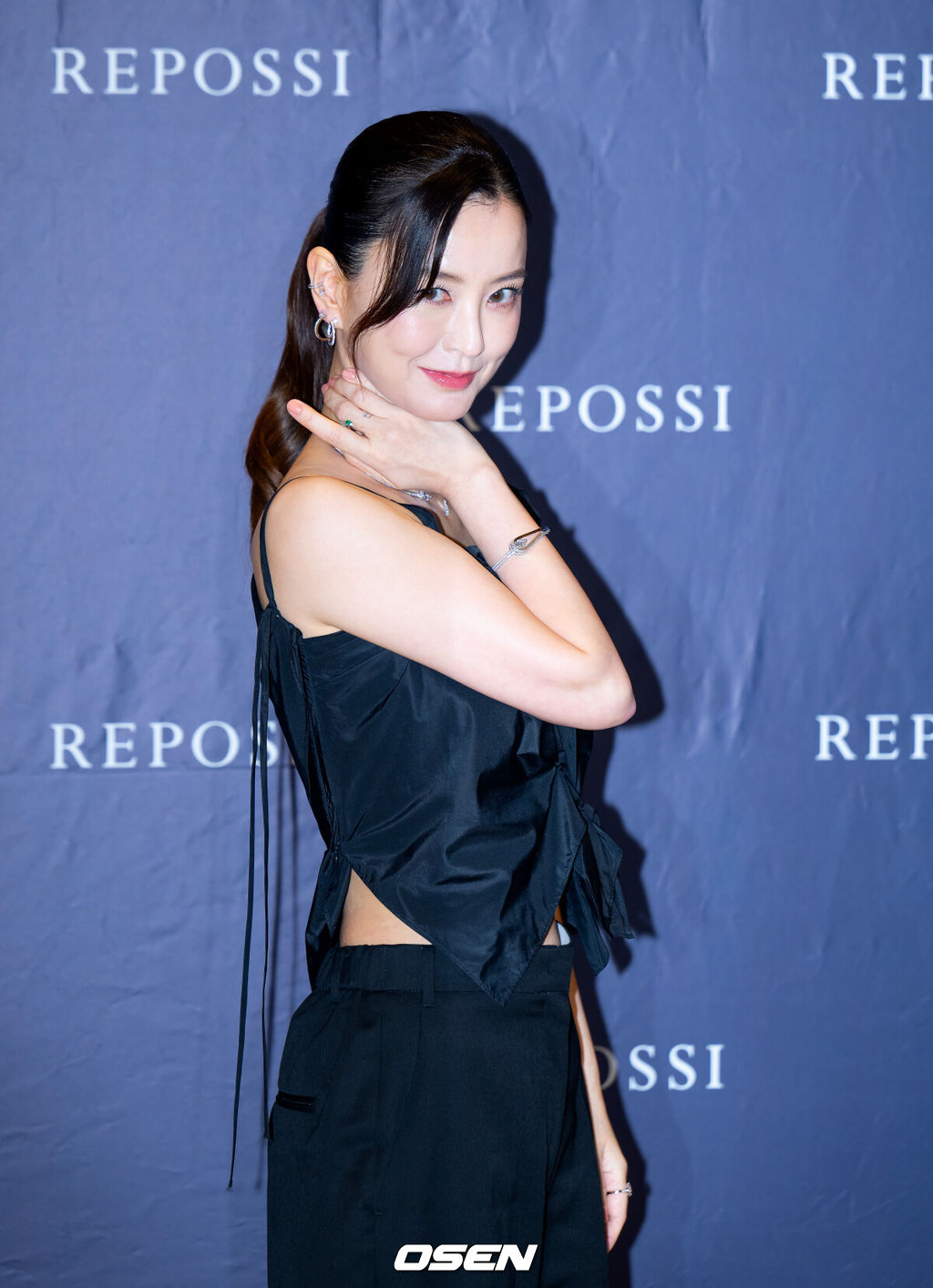 13일 오후 경기 성남시 분당구 현대백화점 판교점에서 한 하이 주얼리 브랜드의 판교점 오프닝 기념 포토월 행사가 열렸다. 이날 행사에는 있지(ITZY) 류진, 에이티즈(ATEEZ) 산, 배우 정유미가 참석했다. 배우 정유미가 취재진을 향해 포즈를 취하고 있다. 2025.05.13 / ksl0919@osen.co.kr