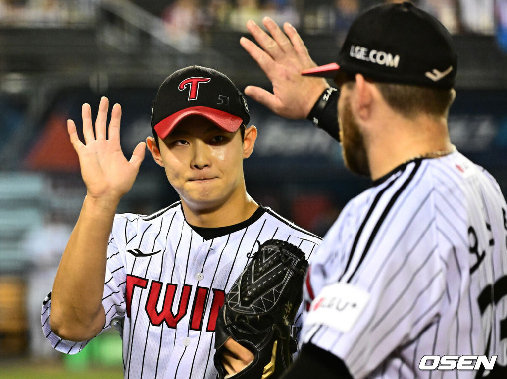30일 서울 잠실구장에서 ‘2025 신한 SOL Bank KBO리그’ LG 트윈스와 두산 베어스의 시즌 16차전이 열렸다.LG는 정규시즌 우승 매직넘버가 ‘1’이다. 승리를 한다면, 우승을 결정짓게 된다. 9위가 확정된 두산은 시즌 최종전이다. LG는 송승기, 두산은 콜어빈이 선발로 나섰다.6회초 수비를 마치고 LG 김영우가 오스틴과 하이파이브를 하고 있다. 2025.09.30 /jpnews@osen.co.kr