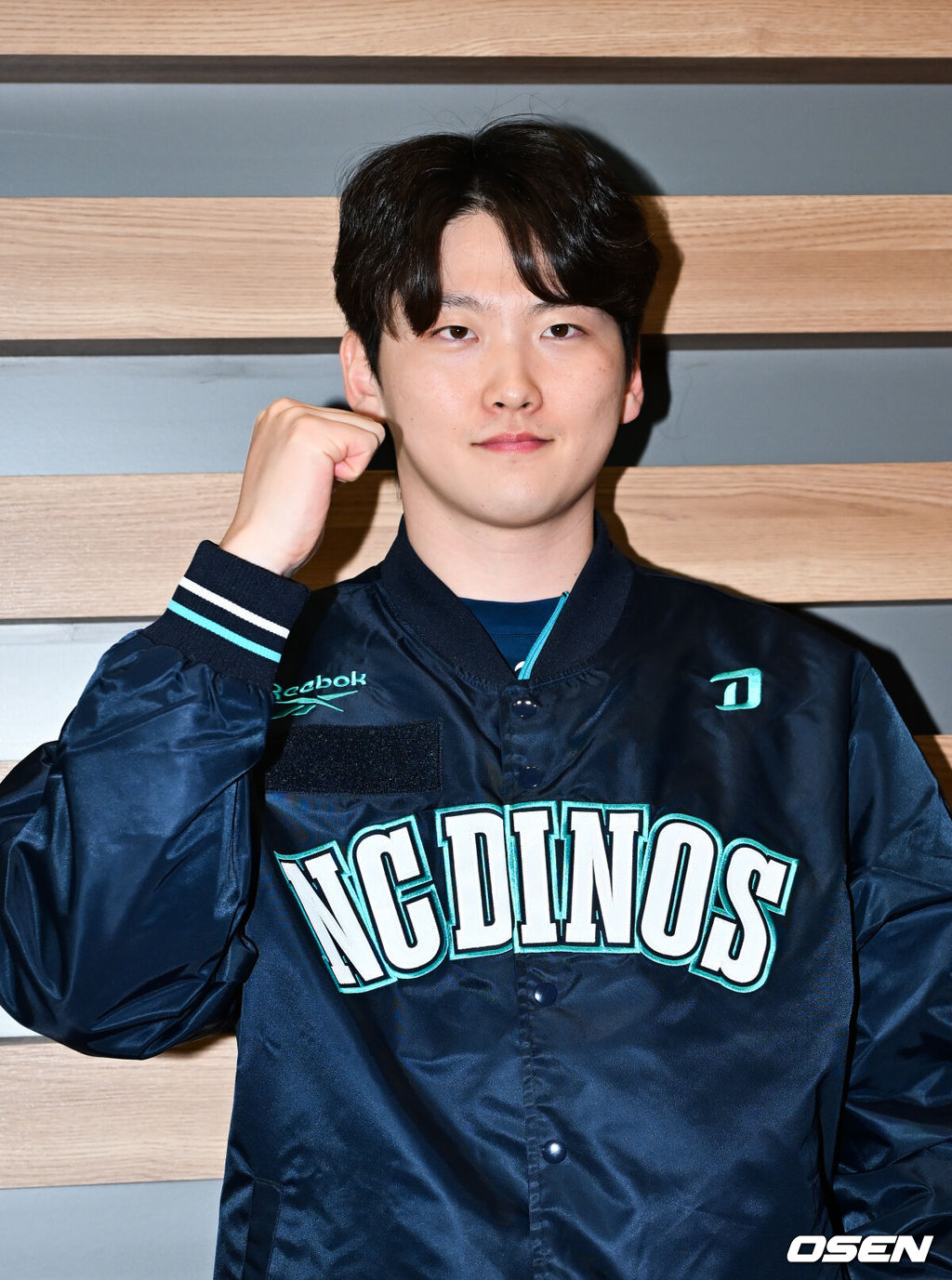 프로야구 NC 다이노스가 스프링캠프를 위해 24일 오후 인천국제공항을 통해 미국 LA로 출국했다.NC 스프링캠프 본진은 로스앤젤레스에 도착한 후 미국 국내선을 경유해 애리조나 투손으로 이동할 예정이다.NC 전사민이 출국길에 오르며 포즈를 취하고 있다. 2026.01.24 / rumi@osen.co.kr