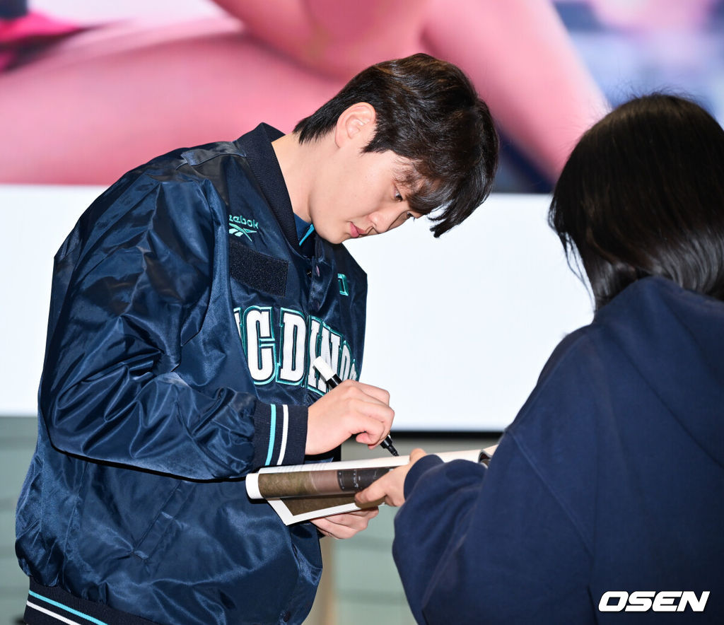 프로야구 NC 다이노스가 스프링캠프를 위해 24일 오후 인천국제공항을 통해 미국 LA로 출국했다.NC 스프링캠프 본진은 로스앤젤레스에 도착한 후 미국 국내선을 경유해 애리조나 투손으로 이동할 예정이다.NC 전사민이 출국길에 오르며 팬에게 사인을 해주고 있다. 2026.01.24 / rumi@osen.co.kr