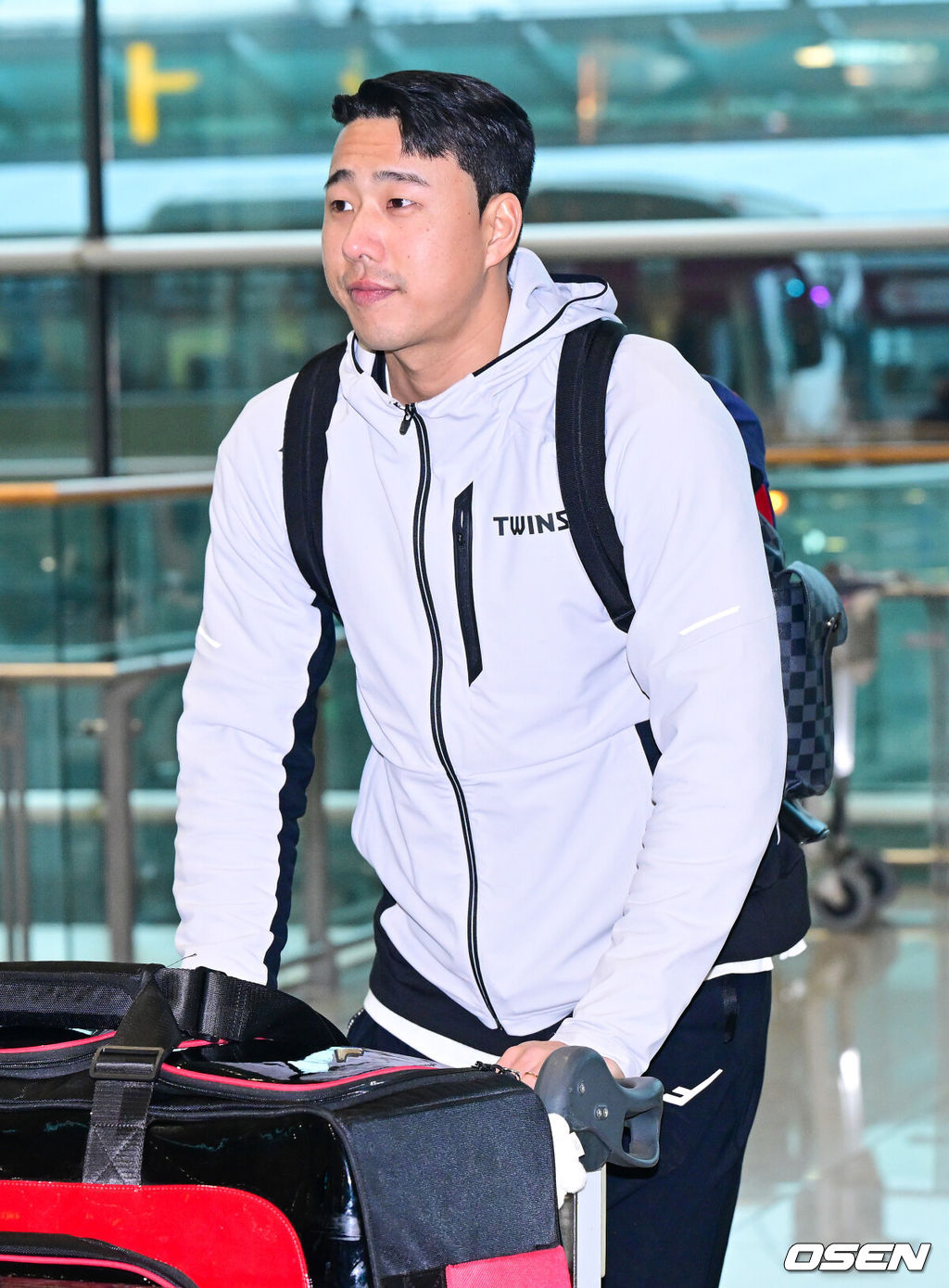 프로야구 LG 트윈스가 2026 시즌을 준비하기 위해 23일 오후 인천공항을 통해 미국 스프링캠프로 출국했다. LG는 2월 22일까지 미국 애리조나에서 1차 스프링캠프를 펼친다. 염경엽 감독과 코칭스태프 18명, 주장 박해민을 비롯한 선수 40명이 담금질에 나선다. LG 정우영이 출국장에 들어서고 있다. 2026.01.23 / dreamer@osen.co.kr