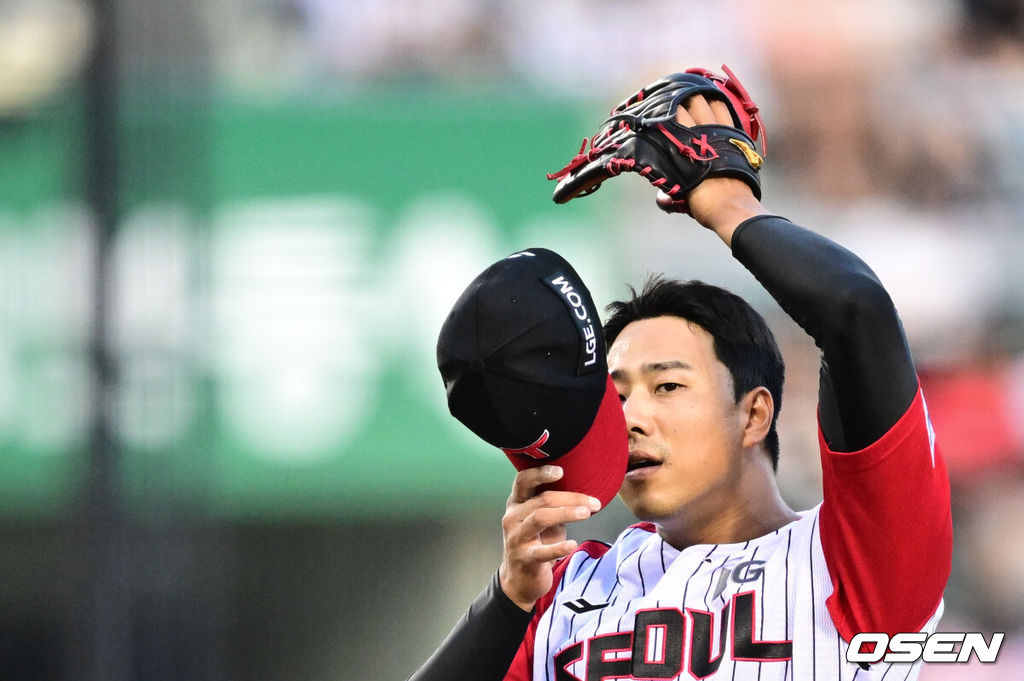 22일 오후 서울 잠실구장에서 2025 신한 SOL Bank KBO리그 LG 트윈스와 두산 베어스의 경기가 열렸다. LG는 송승기, 두산은 최승용이 선발로 나섰다. 8회초 LG 정우영이 두산 김민석에게 볼넷을 내주고 있다. 2025.06.22 /cej@osen.co.kr