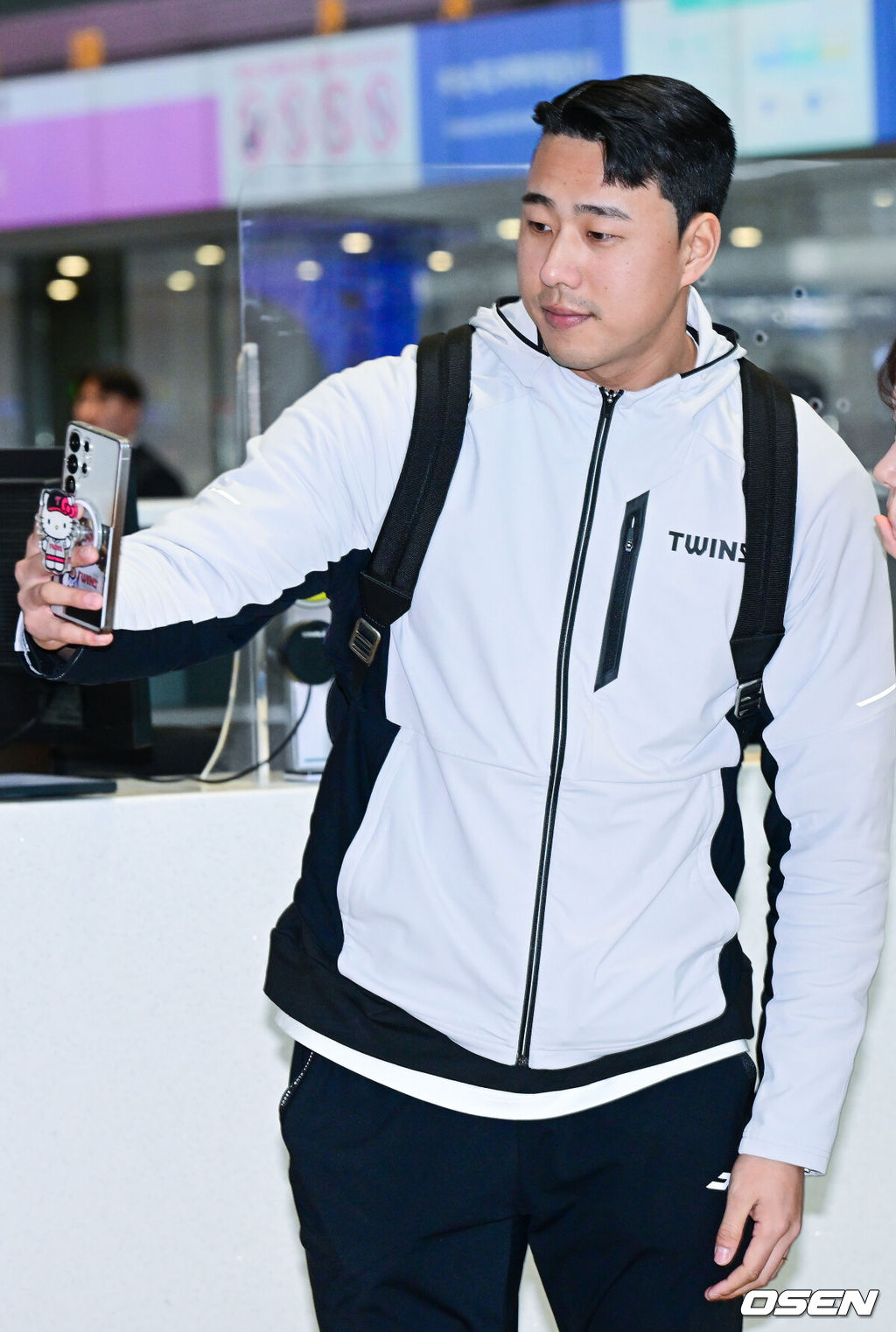 프로야구 LG 트윈스가 23일 2026 시즌을 준비하기 위해 인천공항을 통해 미국으로 출국했다. LG는 2월 22일까지 미국 애리조나에서 1차 스프링캠프를 펼친다. 염경엽 감독과 코칭스태프 18명, 주장 박해민을 비롯한 선수 40명이 담금질에 나선다. LG 정우영이 팬들과의 만남을 갖고 있다. 2026.01.23 / dreamer@osen.co.kr