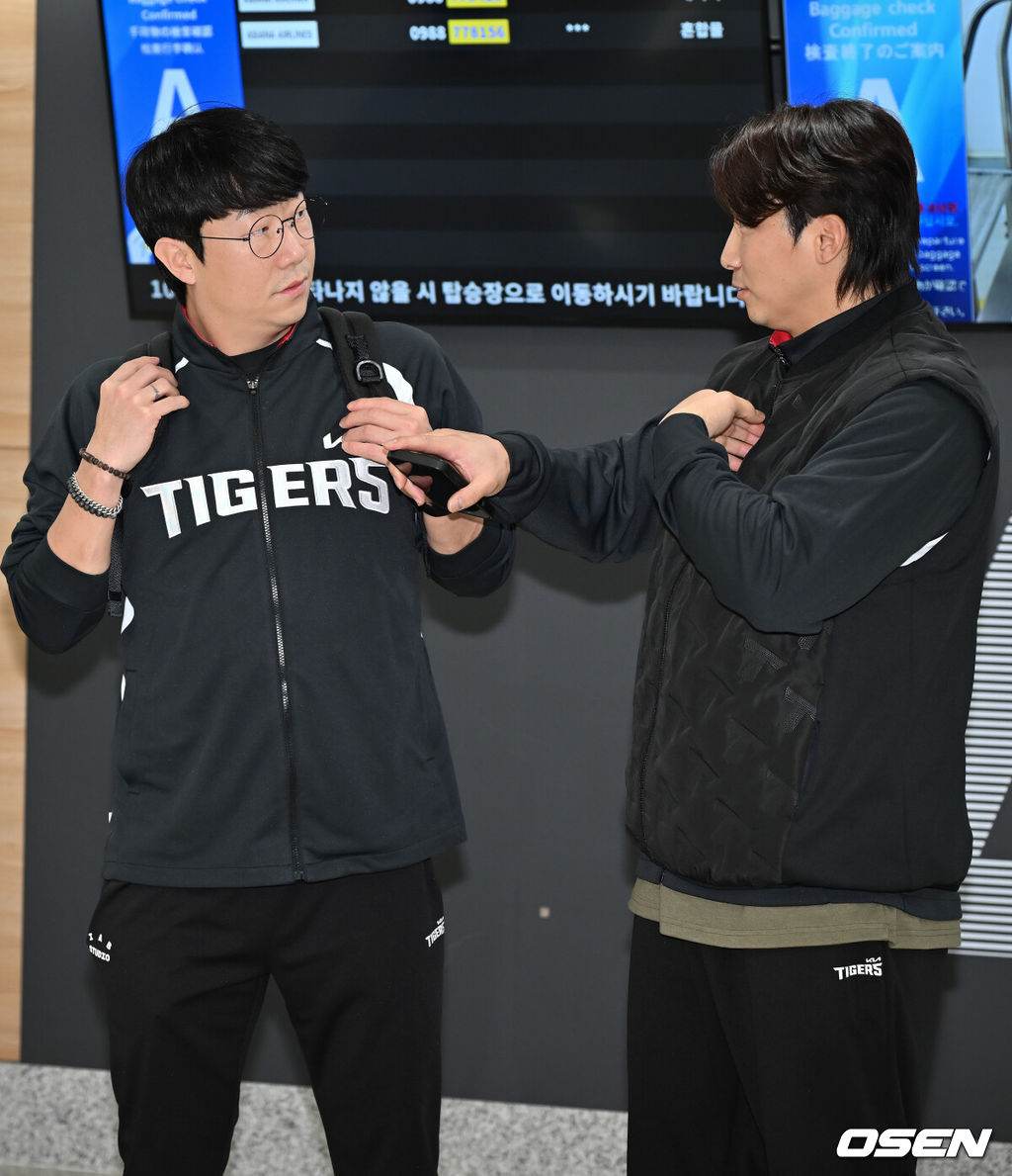 2026시즌 스프링캠프 나서는 KIA 코칭스태프와 외국인 선수들이 23일 김포국제공항을 통해 일본 아마미오시마로 출국했다.지난해 미국 캘리포니아 어바인에서 훈련했던 KIA는 일본 가고시마현의 외딴섬인 아마미오시마로 1차 훈련지로 정했다. KIA 양현종과 나성범이 얘기를 나누고 있다. 2026.01.23 / rumi@osen.co.kr