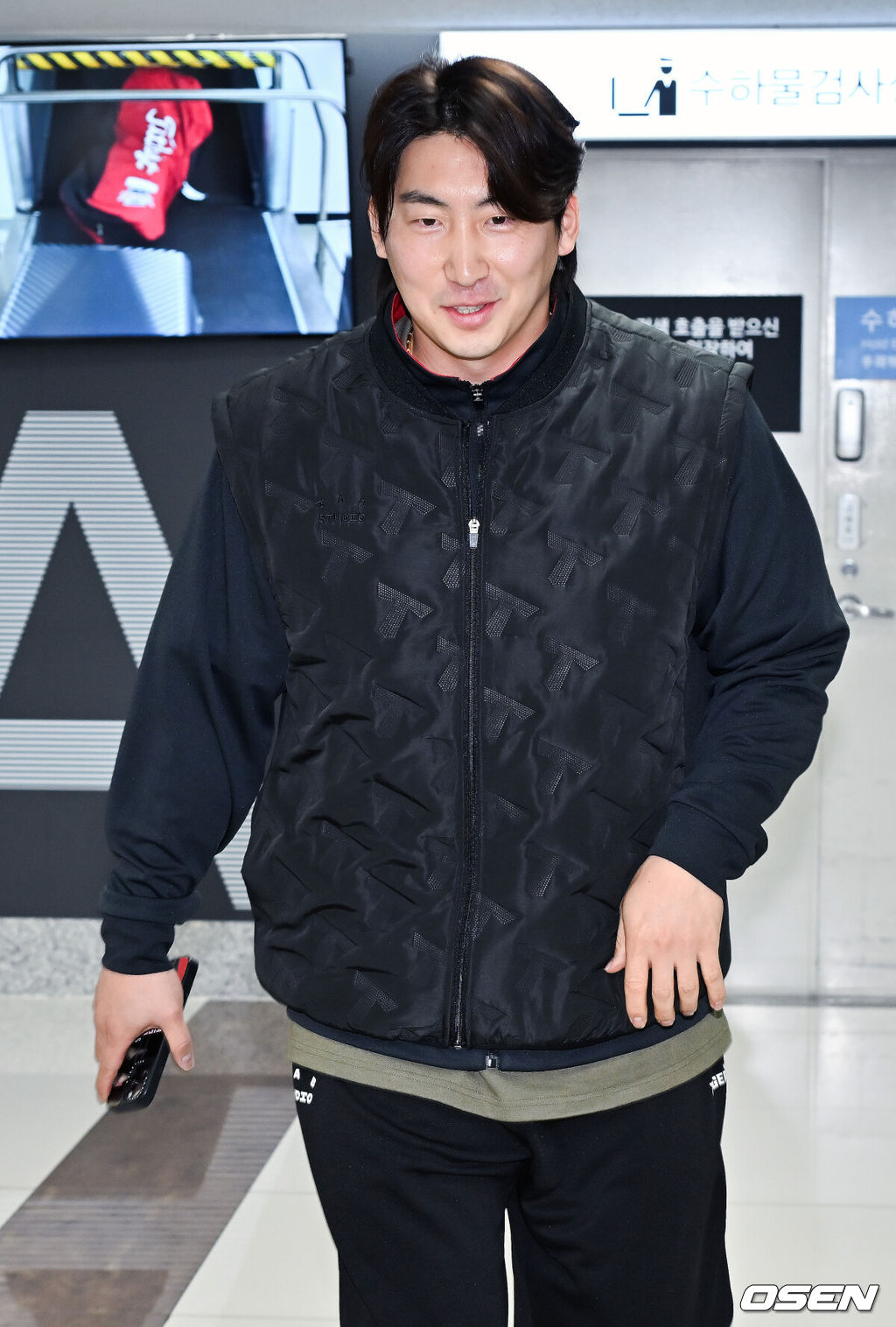 2026시즌 스프링캠프 나서는 KIA 코칭스태프와 외국인 선수들이 23일 김포국제공항을 통해 일본 아마미오시마로 출국했다.지난해 미국 캘리포니아 어바인에서 훈련했던 KIA는 일본 가고시마현의 외딴섬인 아마미오시마로 1차 훈련지로 정했다. KIA 나성범이 출국길에 오르고 있다. 2026.01.23 / rumi@osen.co.kr