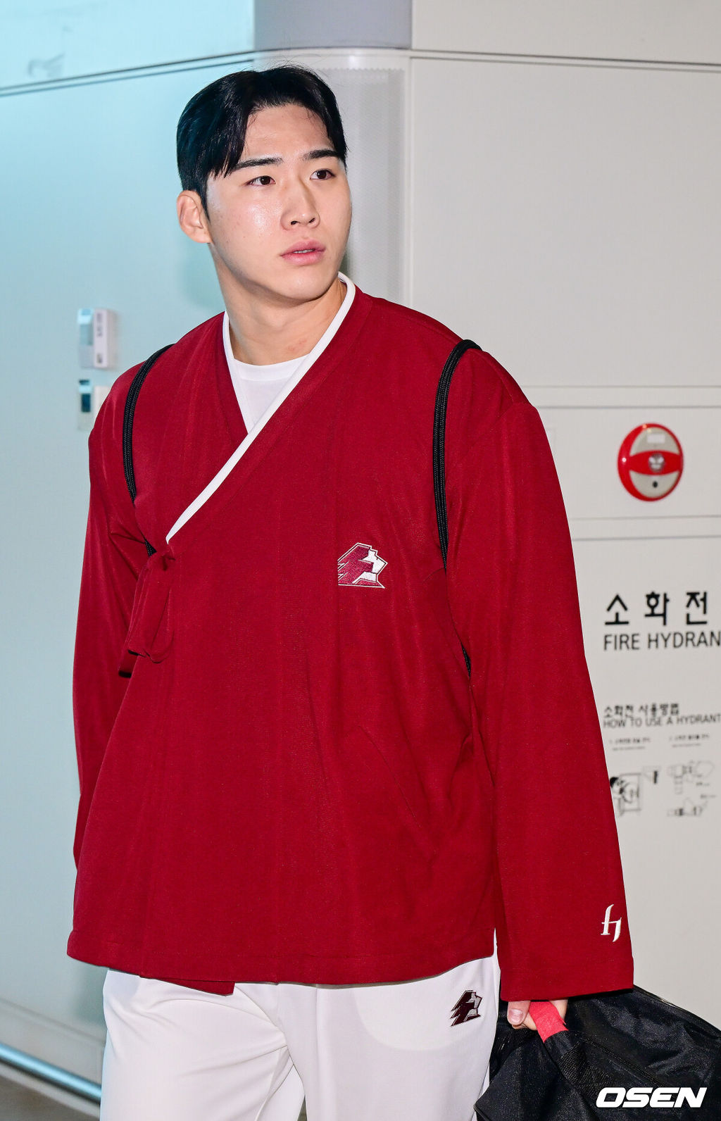 프로야구 키움 히어로즈가 2026 시즌을 준비하기 위해 22일 오전 대만 가오슝으로 출국했다.키움은 22일부터 3월 7일까지 총 45일간 대만 가오슝에서 2026시즌을 위한 스프링캠프에 돌입한다. 이번 캠프에는 설종진 감독을 포함한 코칭스태프 12명과 선수 48명 등 총 60명이 참가한다.키움 이주형이 출국장에 들어서고 있다. 2026.01.22 / dreamer@osen.co.kr