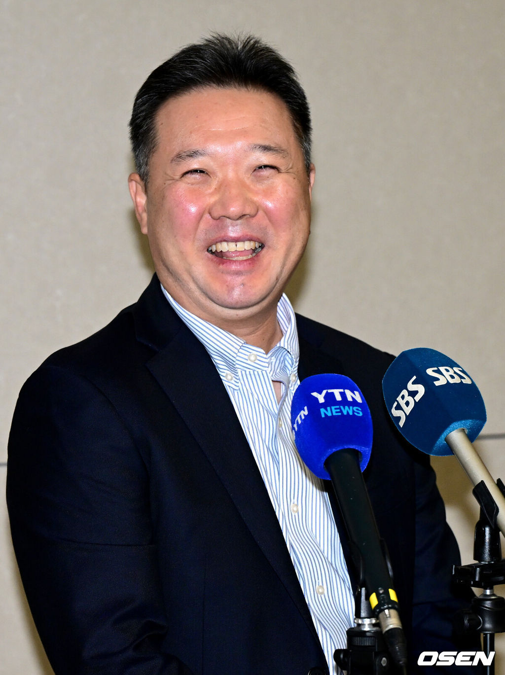 프로야구 삼성 라이온즈가 2026 시즌을 준비하기 위해 23일 오후 인천공항을 통해 괌으로 출국했다.삼성은 지난해에 이어 괌에서 1차 스프링캠프를 치른 뒤 일본 오키나와로 건너가 2차 캠프를 진행할 계획이다.삼성 박진만 감독이 취재진과 인터뷰를 준비하며 미소짓고 있다. 2026.01.23 / dreamer@osen.co.kr