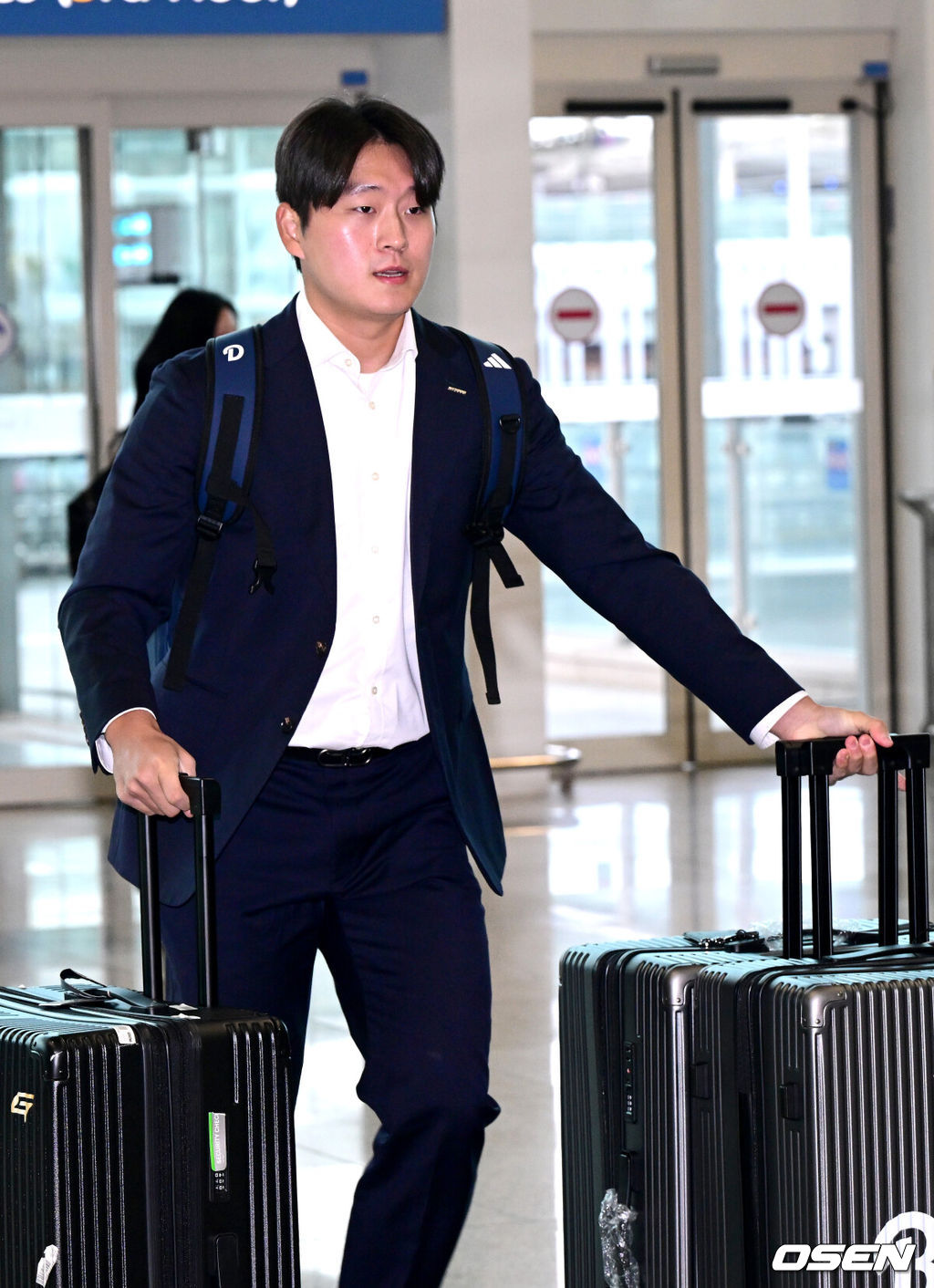 프로야구 두산 베어스가 2026 시즌을 준비하기 위해 23일 오후 인천공항을 통해 호주로 출국했다.두산은 호주 시드니에서 1차 캠프를 진행한 뒤, 일본 미야자키에서 2차 캠프를 이어간다.두산 김택연이 출국장에 들어서고 있다. 2026.01.23 / dreamer@osen.co.kr