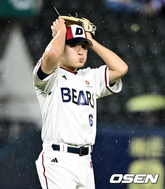 [OSEN=잠실, 지형준 기자] 23일 오후 서울 잠실구장에서 2025 신한 SOL Bank KBO리그 두산 베어스와 NC 다이노스의 경기가 열렸다.이날 두산은 콜어빈, NC는 로건 앨런을 선발로 내세웠다.8회초 2사 1루에서 마운드에 오른 두산 김택연이 NC 김주원에 볼넷을 허용하며 아쉬워하고 있다. 2025.05.23 /jpnews@osen.co.kr